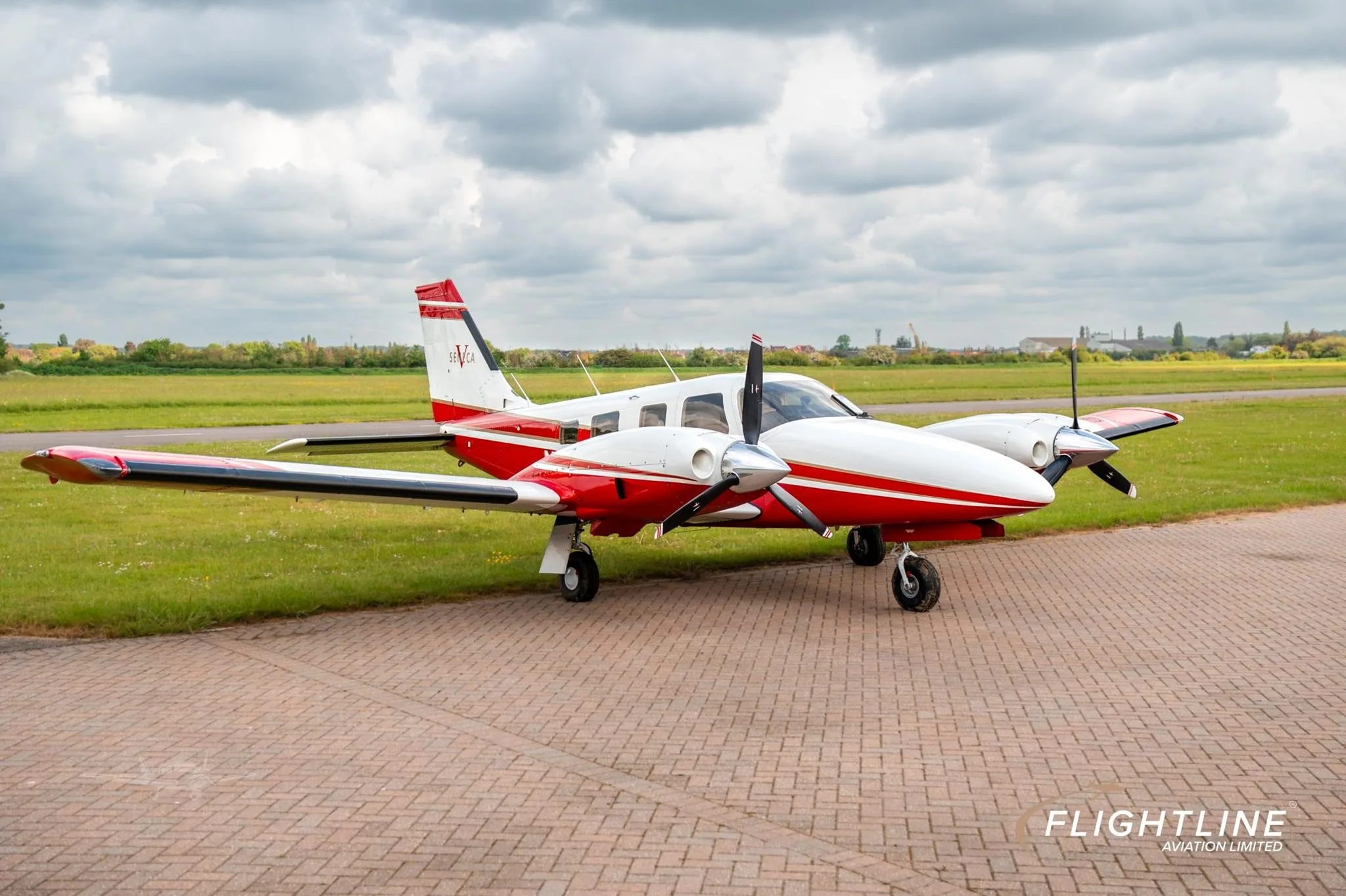 Exterior view of a 1998 PIPER SENECA V, N95D.