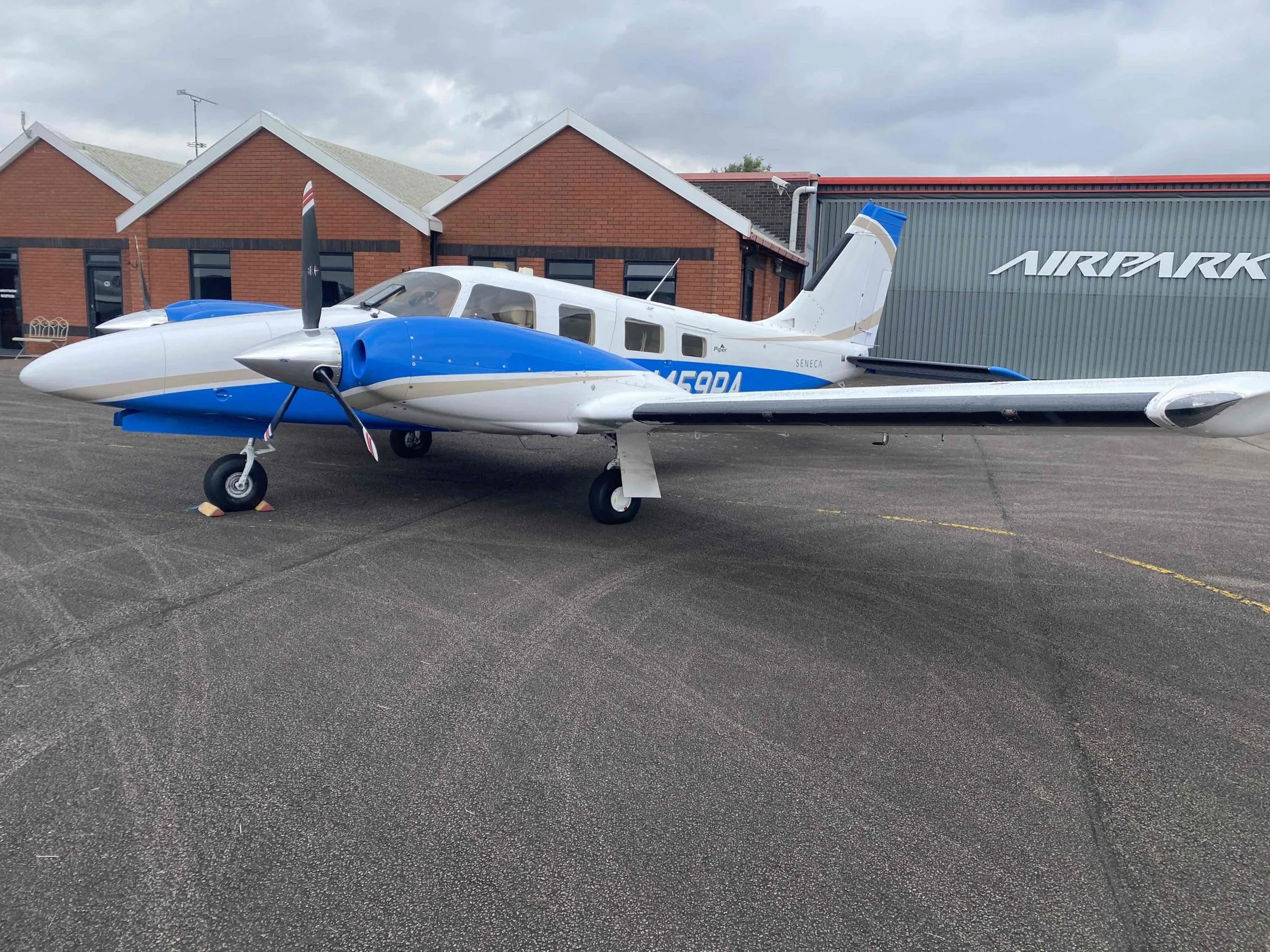 Exterior view of a 2014 Piper PA-34-220T Seneca V.