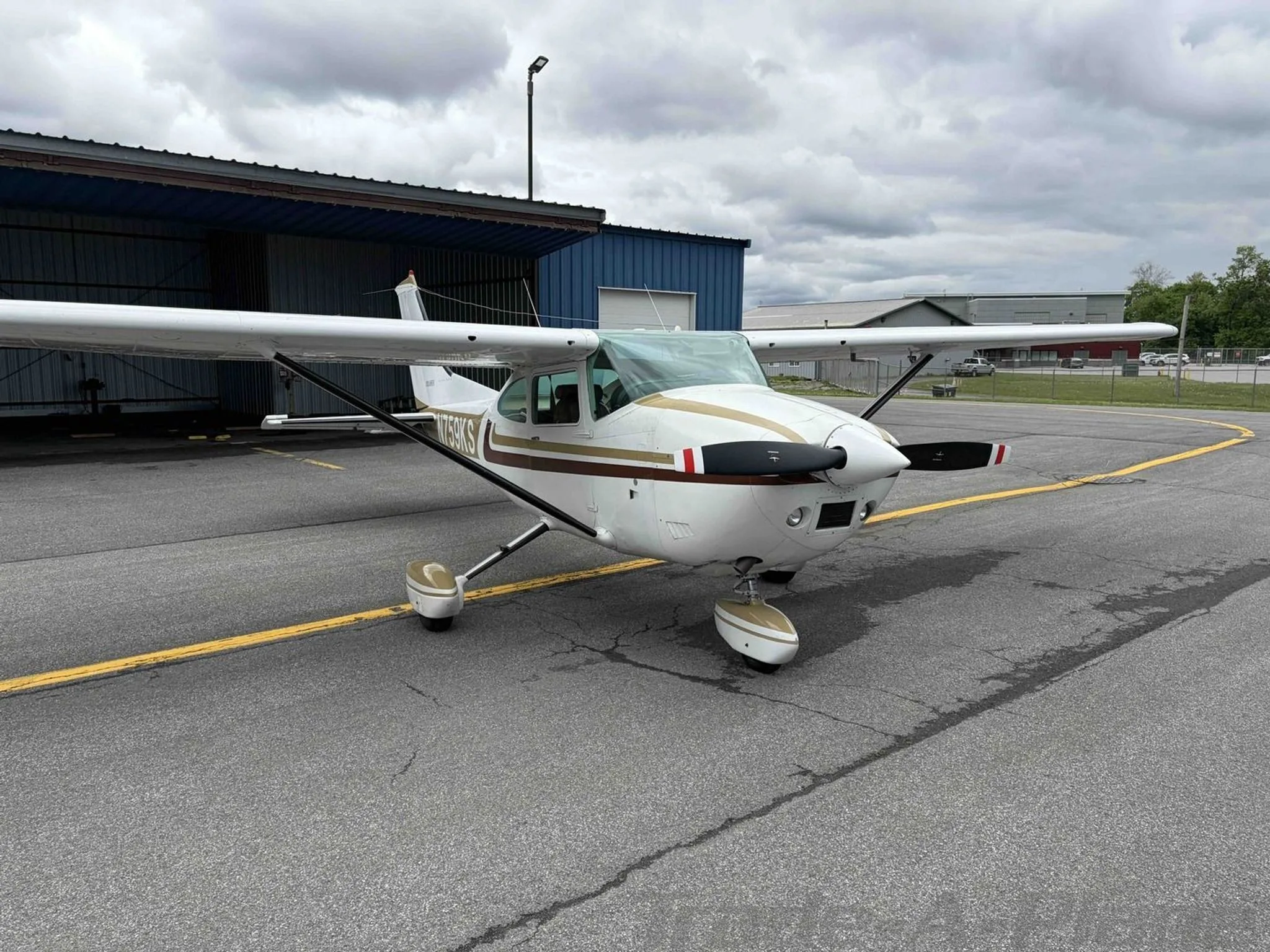 Exterior view of a 1977 CESSNA 182Q SKYLANE, N759KS.