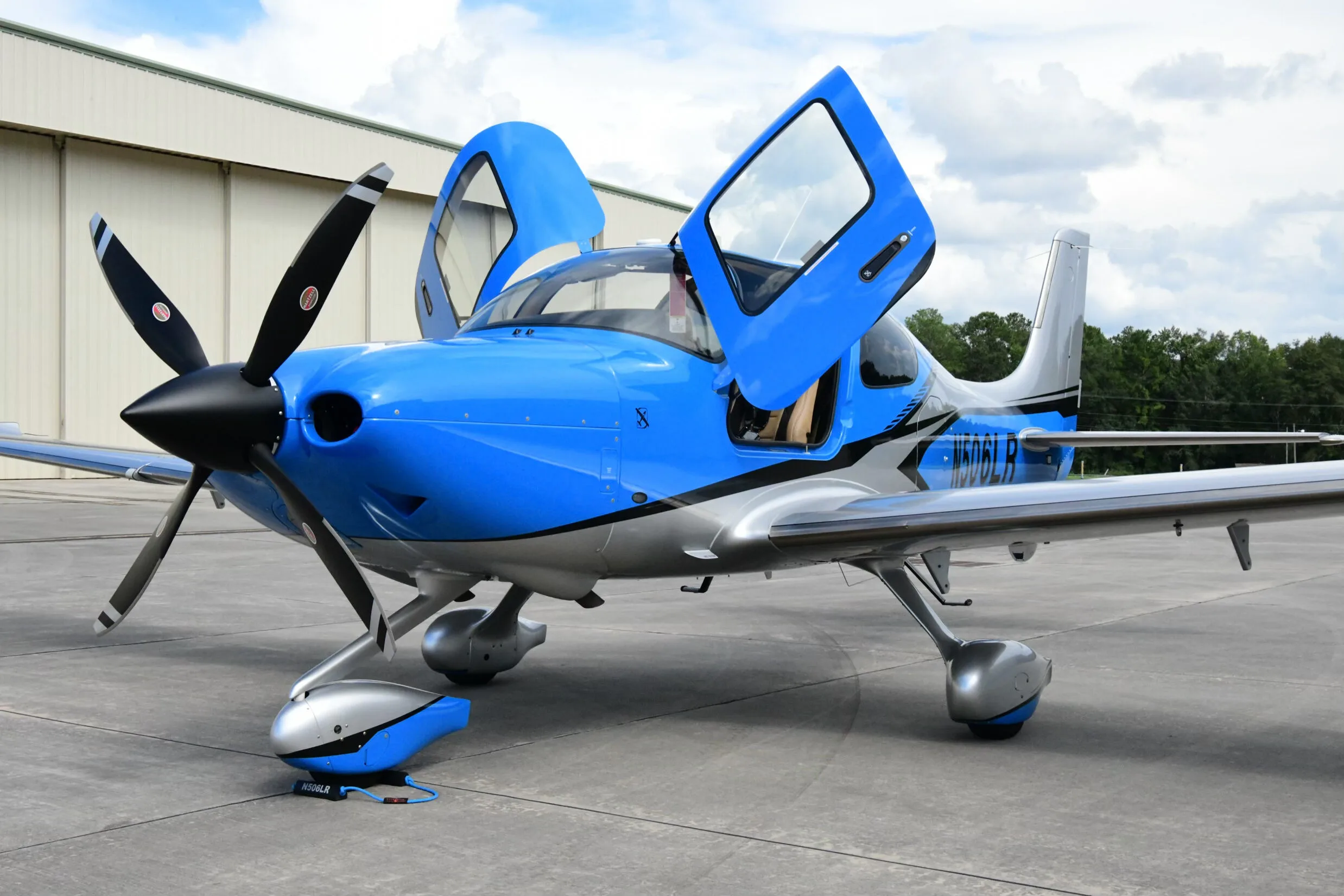 Exterior view of a 2025 Cirrus SR22-G7 Turbo, N506LR.