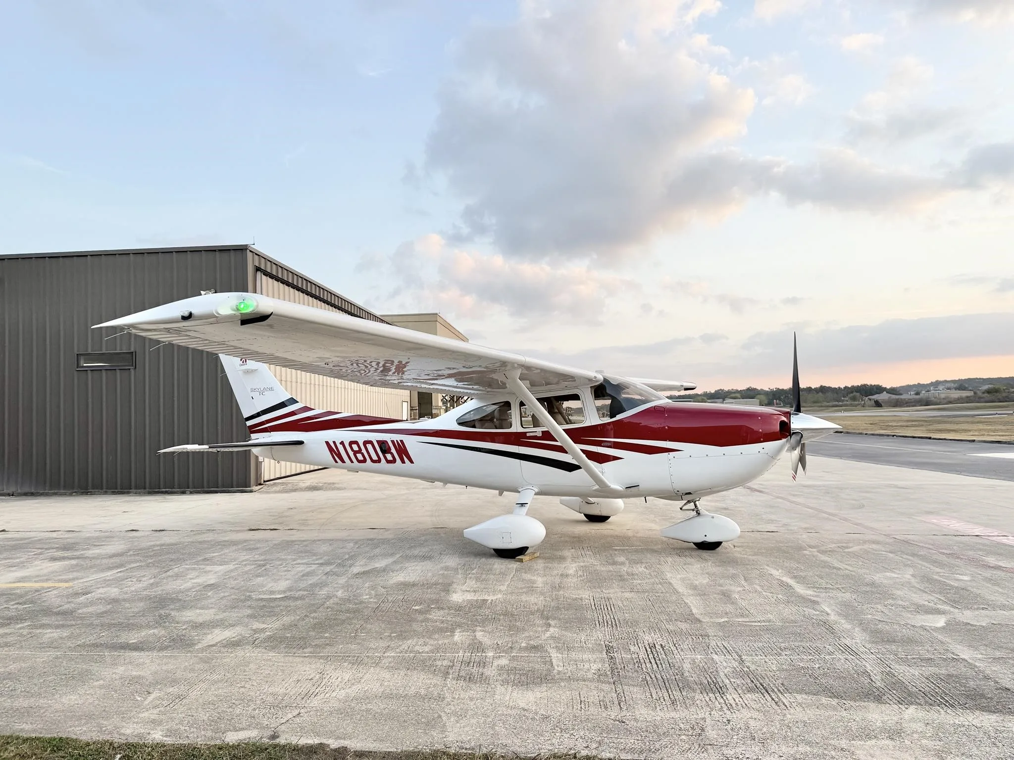Exterior view of a 2006 CESSNA TURBO 182T SKYLANE, N180BW.