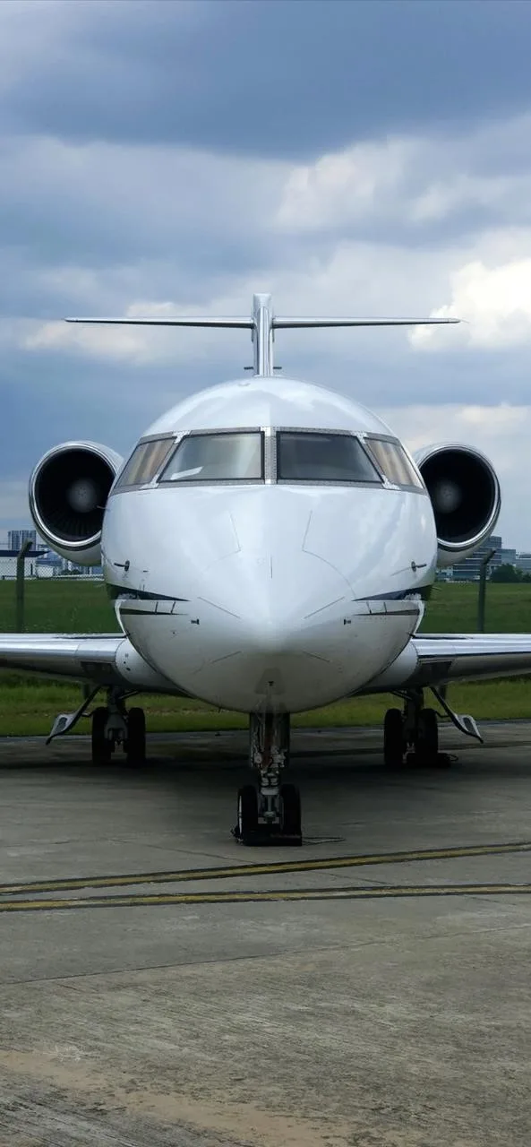 Exterior view of a 1982 BOMBARDIER CHALLENGER 600.