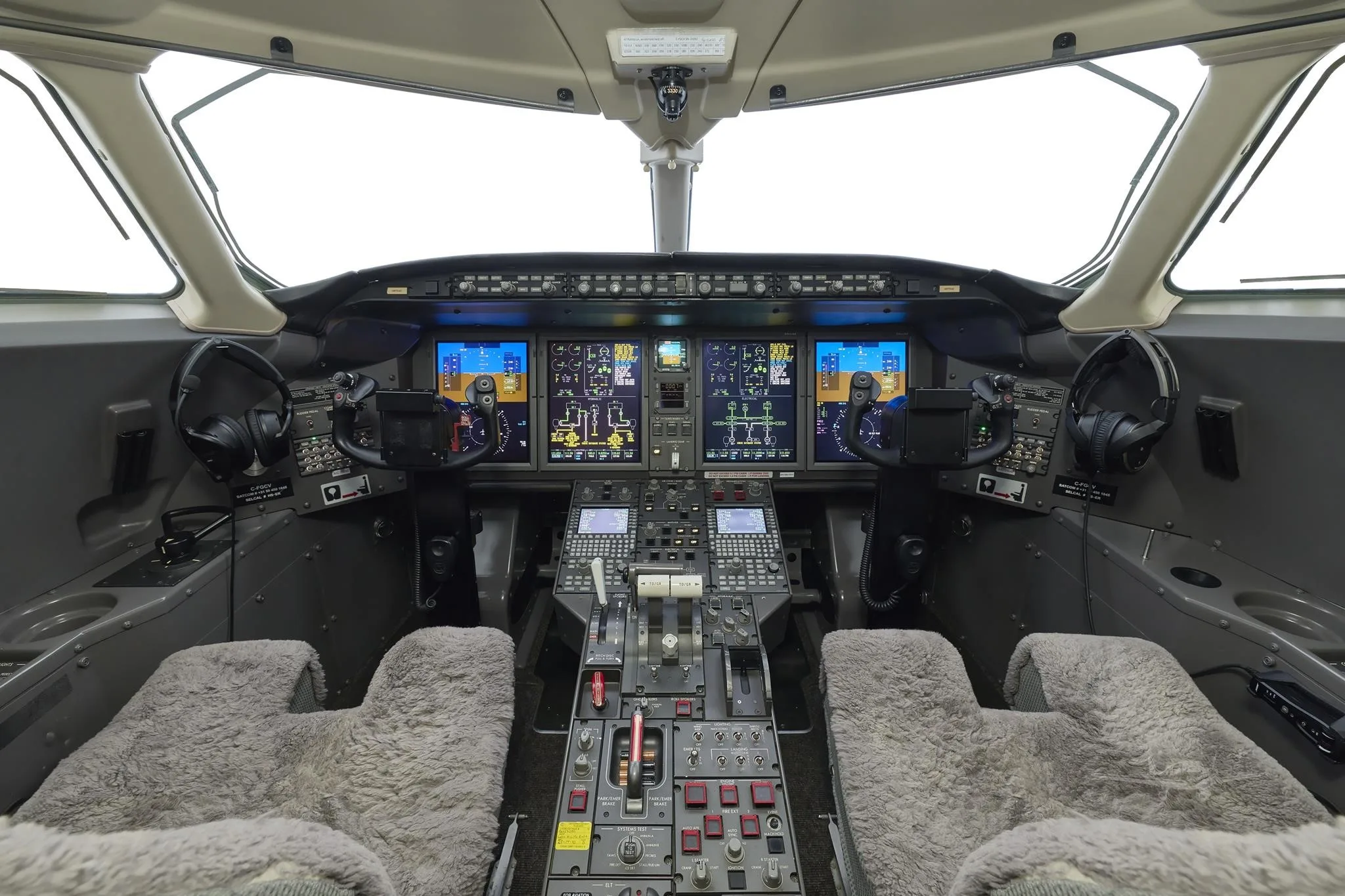 Cockpit and instrument panel of a 2005 BOMBARDIER CHALLENGER 300.