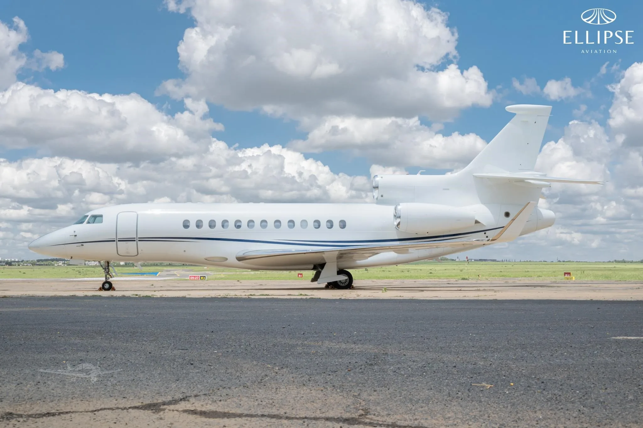 Exterior view of a 2011 DASSAULT FALCON 7X EASY II, 6V-JMJ.