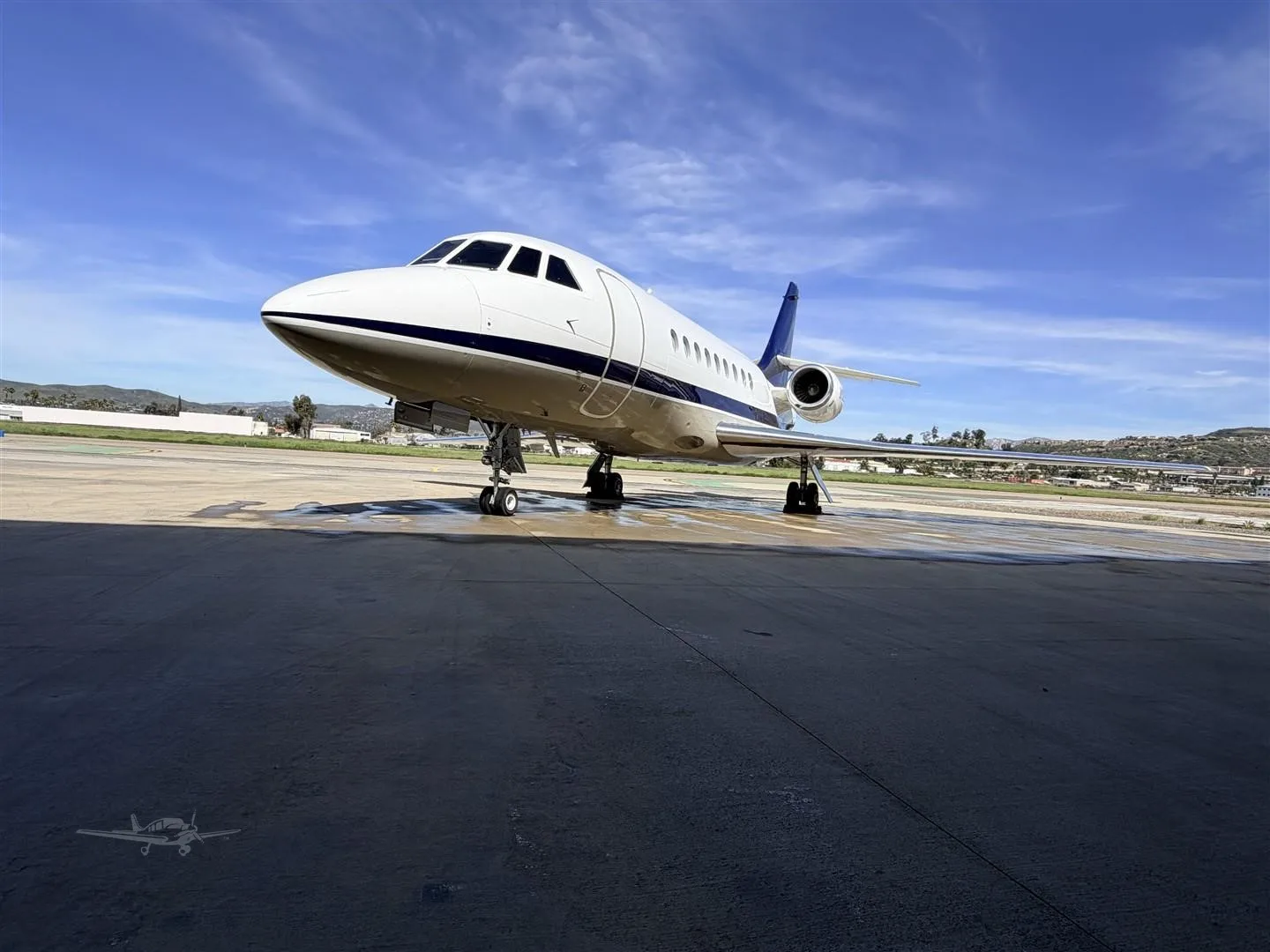 Exterior view of a 1999 DASSAULT FALCON 2000, N1929Y.
