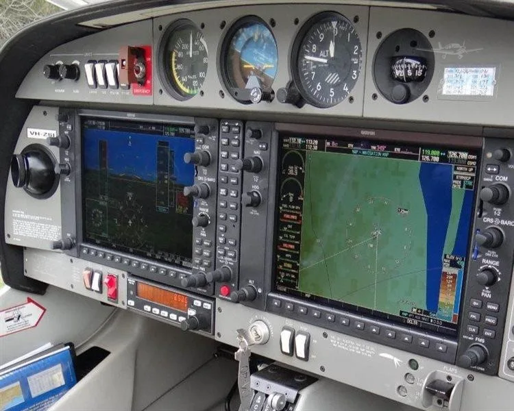 Avionics suite of a 2005 DIAMOND DA40.