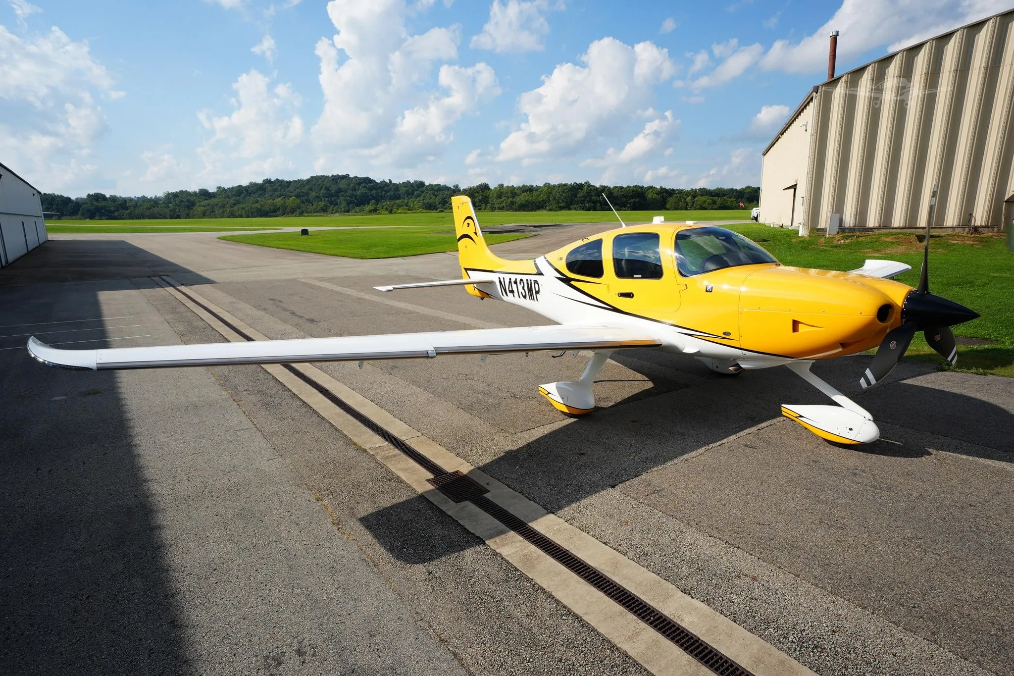 Exterior view of a 2020 CIRRUS SR22-G6 TURBO, N413MP.