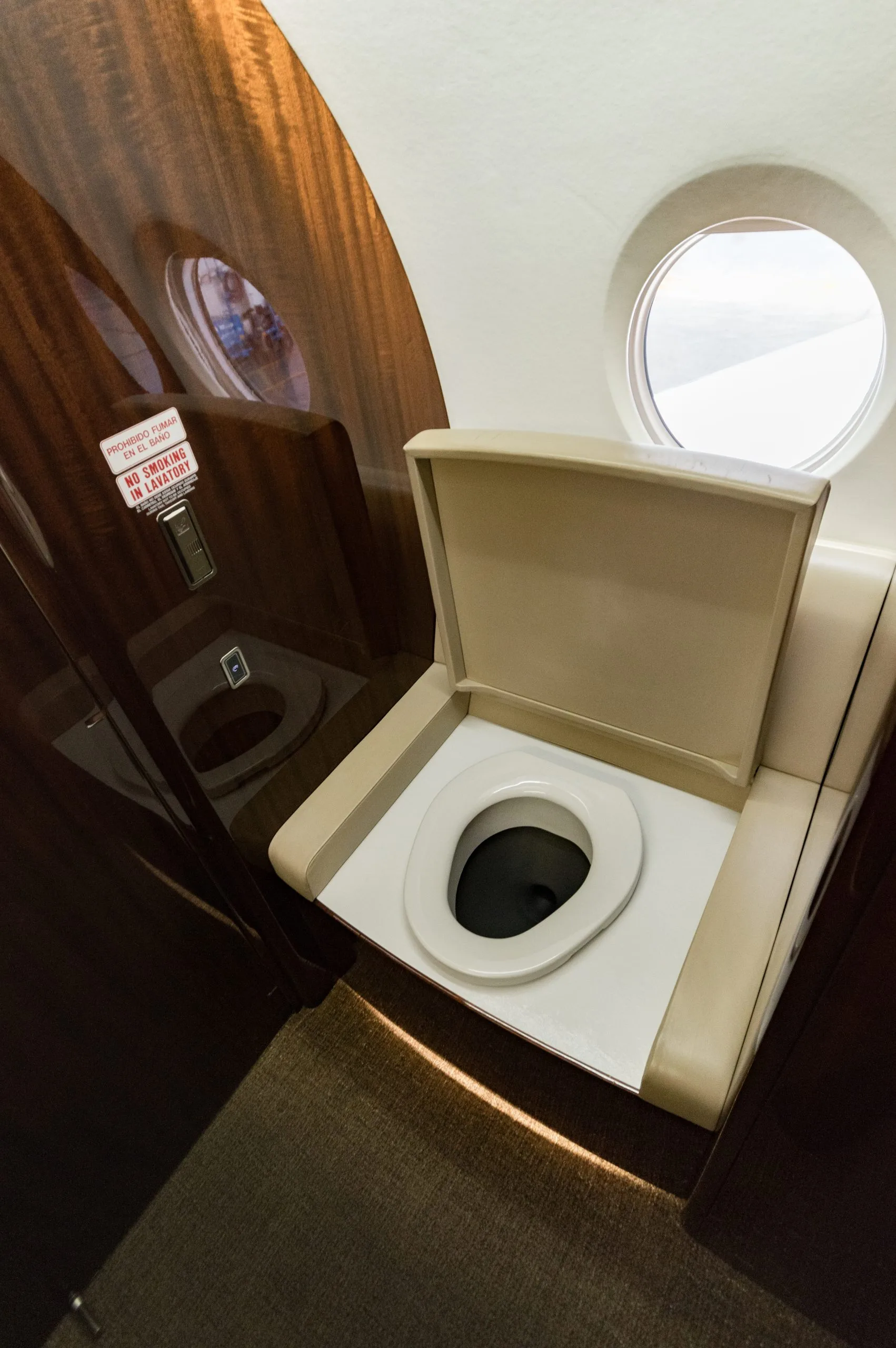 Cabin interior of a Gulfstream G280.
