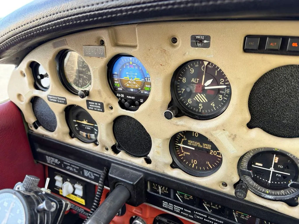 Cockpit and instrument panel of a 1976 Piper PA-28-151 Cherokee Warrior.