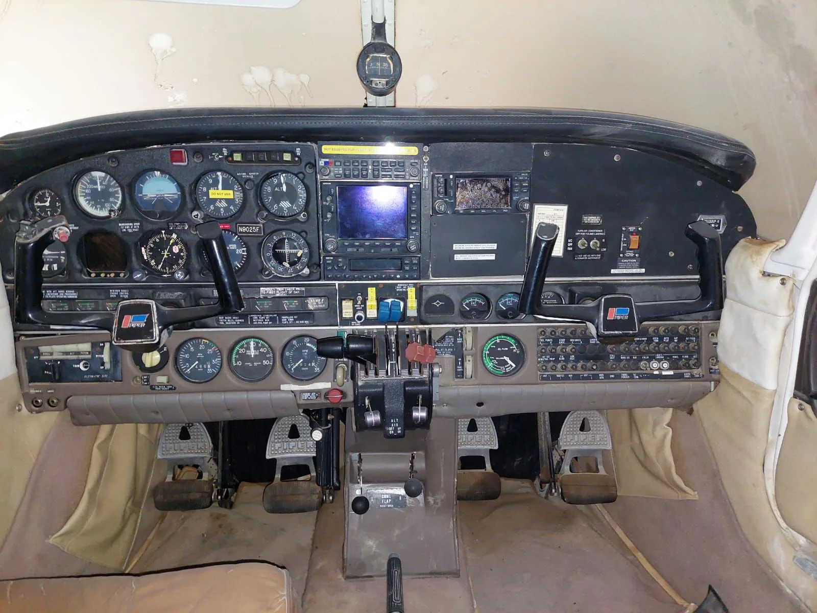 Cockpit and instrument panel of a 1977 Piper PA-34-200T Seneca II.