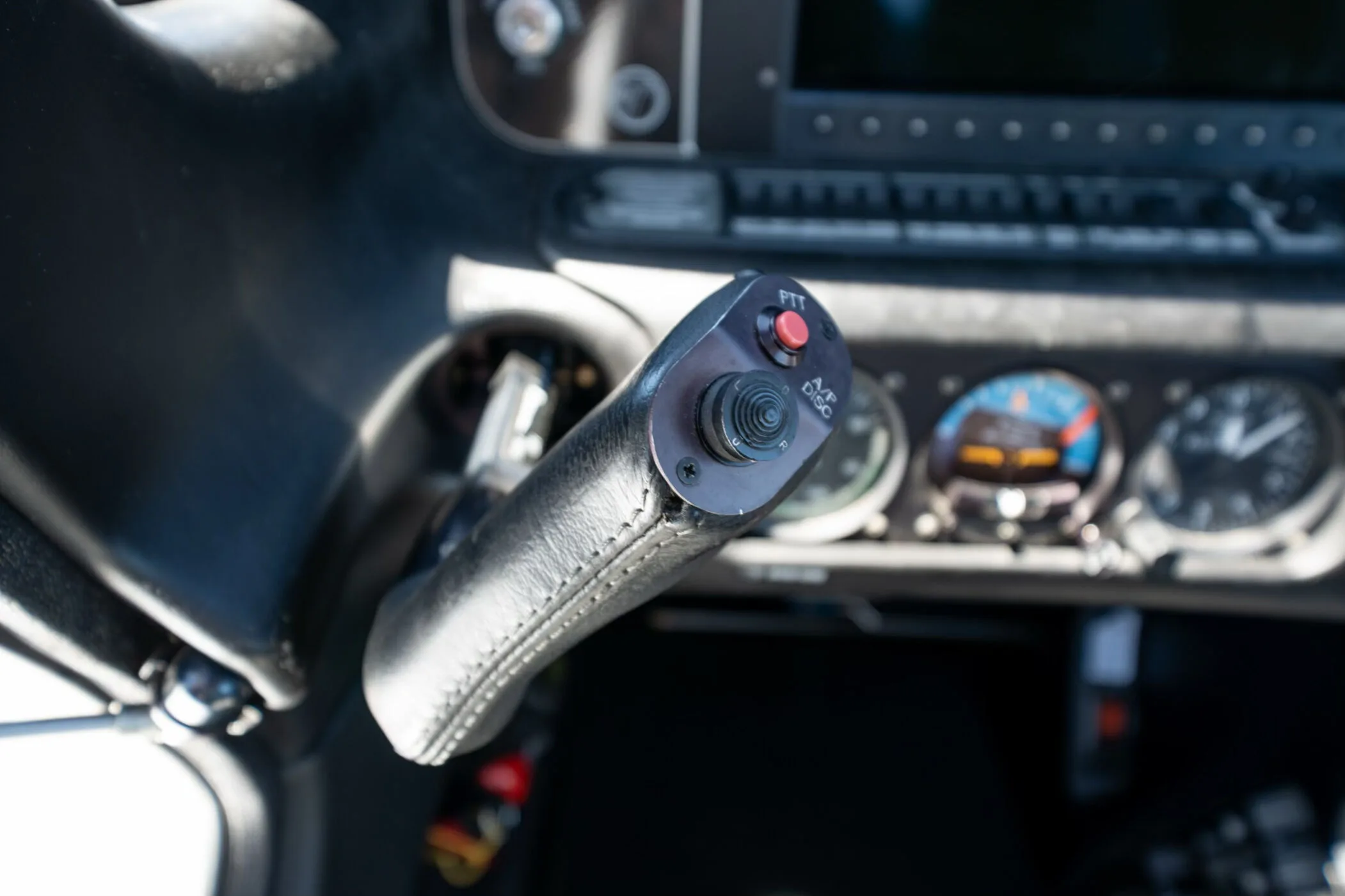 Cockpit and instrument panel of a 2014 Cirrus SR22-G5 TURBO.