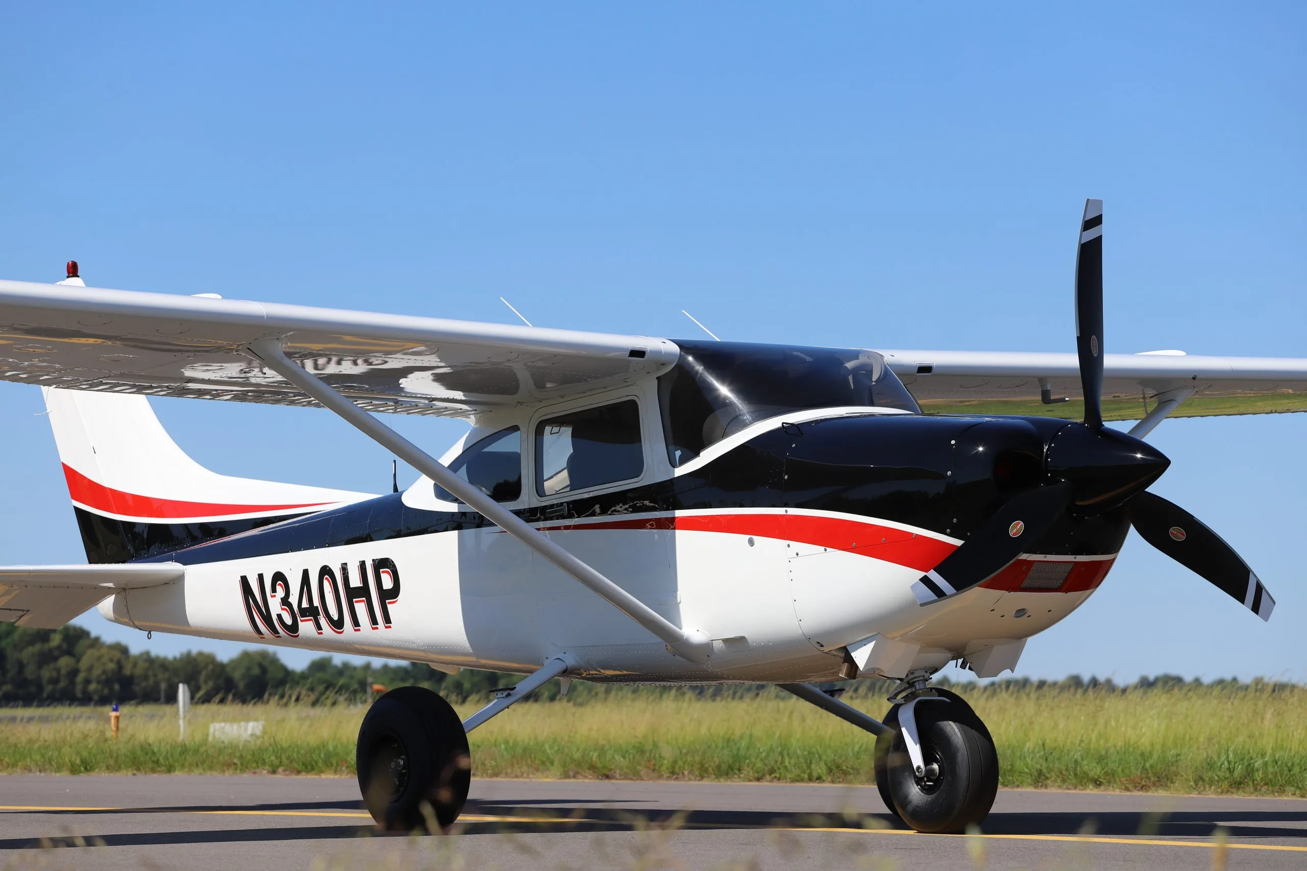 Exterior view of a 2000 Cessna 182S SKYLANE.
