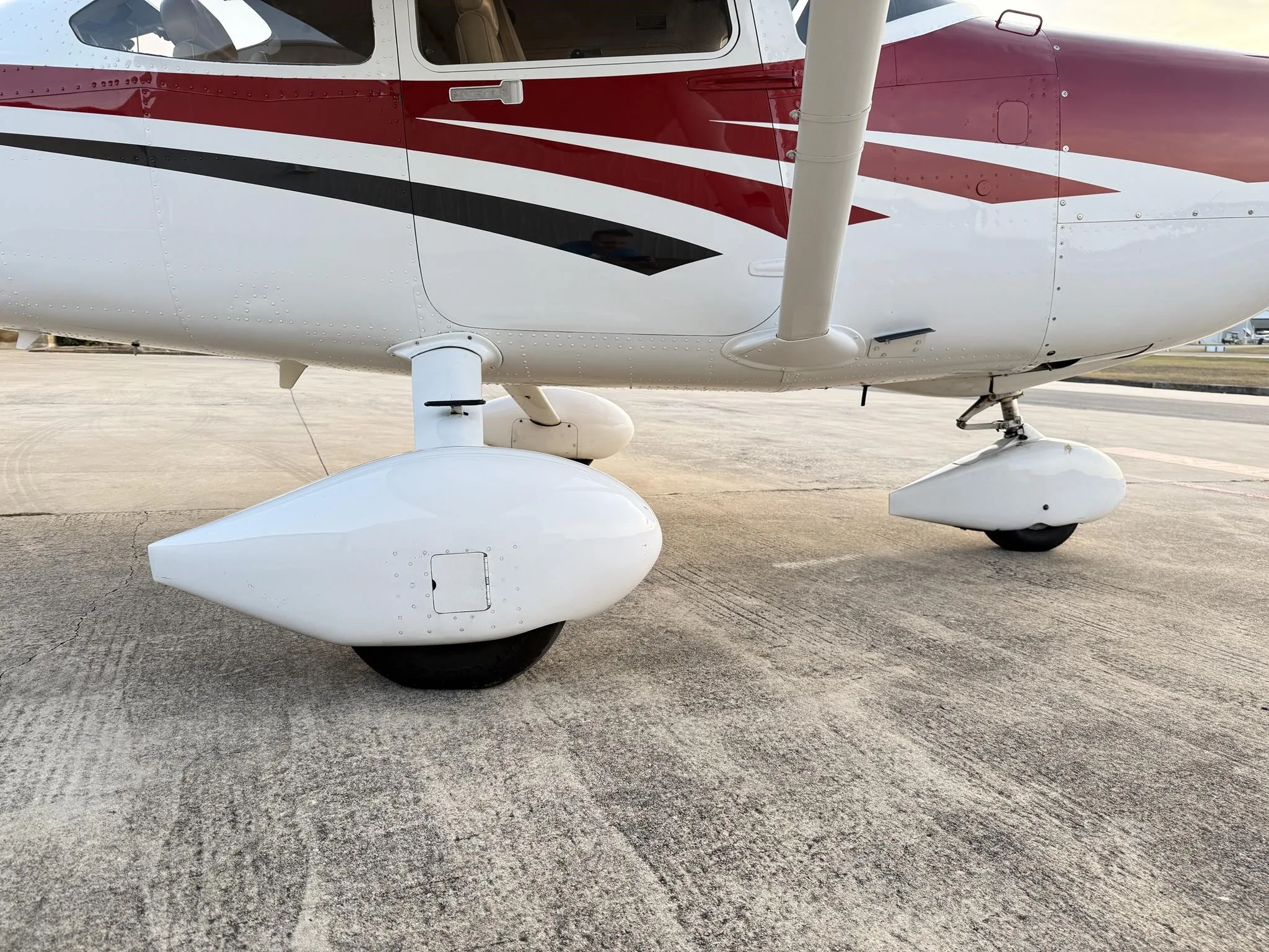 Exterior view of a 2006 CESSNA TURBO 182T SKYLANE, N180BW.
