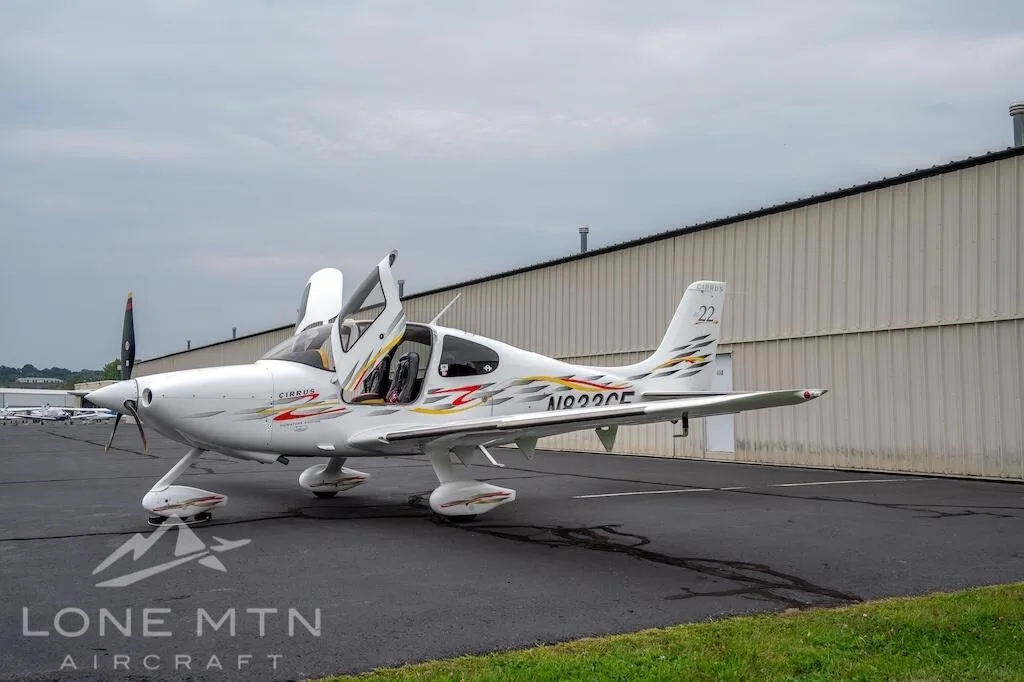 Exterior view of a 2006 Cirrus SR22 G2.