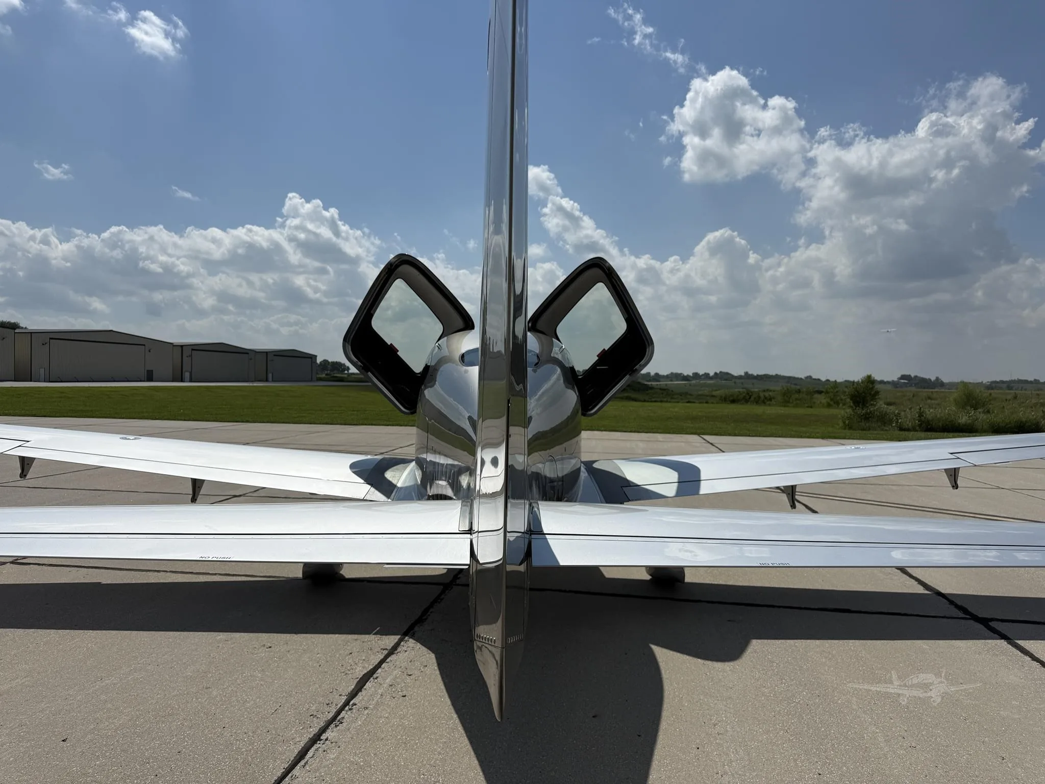 Exterior view of a 2017 CIRRUS SR22-G6 TURBO, N828SJ.