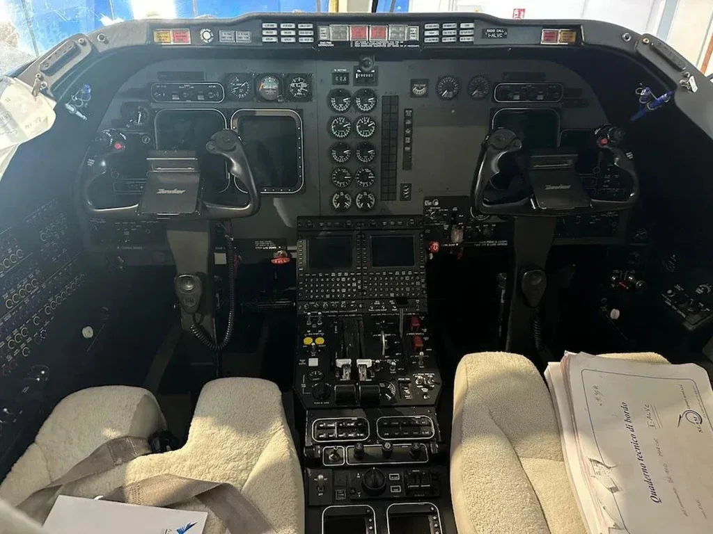 Cockpit and instrument panel of a 2007 Hawker 400XP SN.