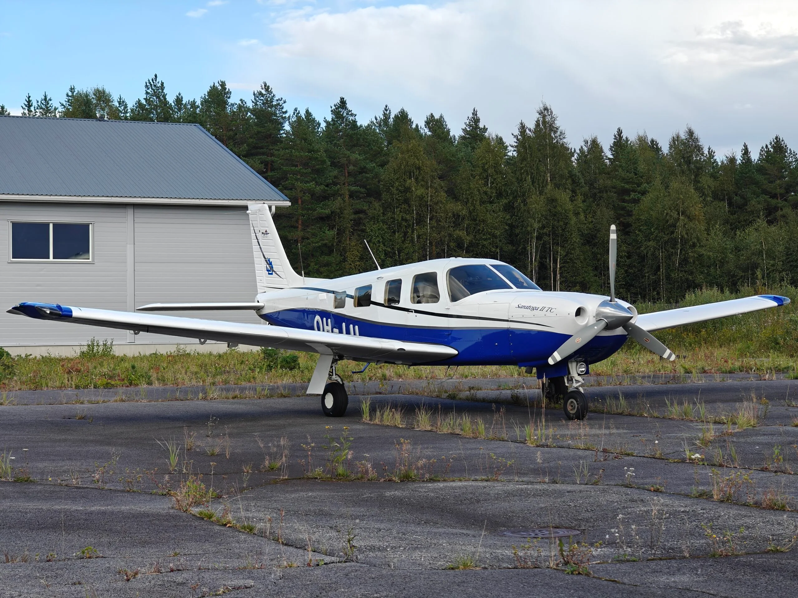 Exterior view of a 2001 Piper Saratoga II TC, OH-JJI.