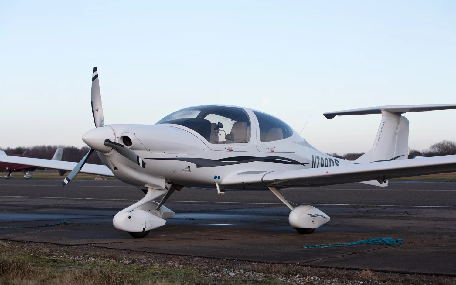 Exterior view of a 2007 Diamond DA40, N799DS.