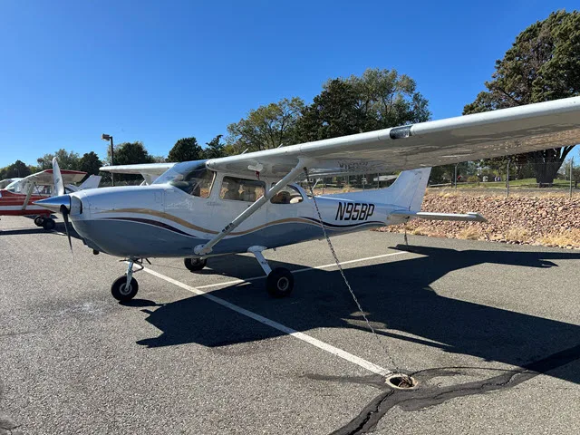 Exterior view of a Cessna C-172S Skyhawk, N95BP.