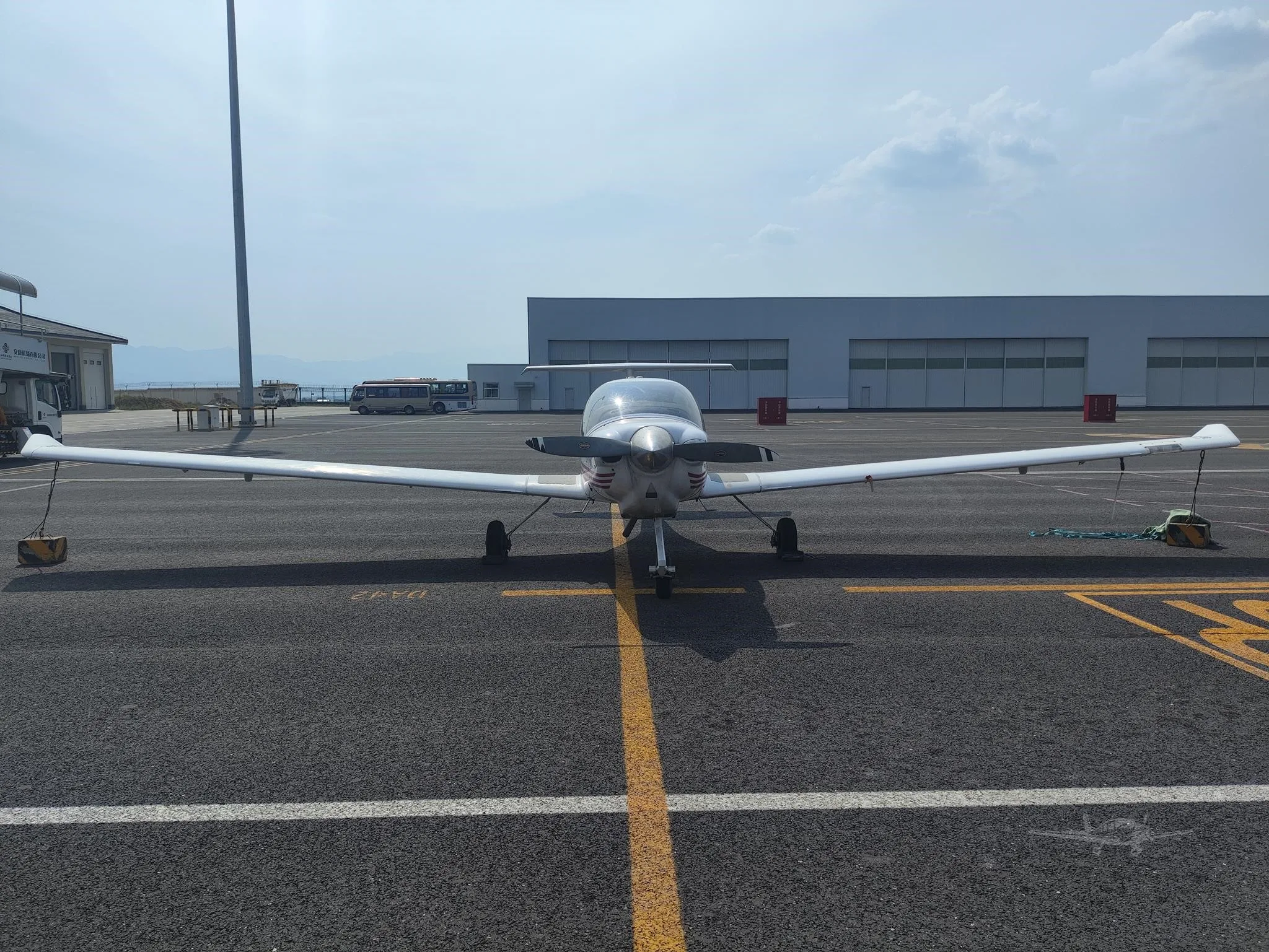 Exterior view of a 2005 DIAMOND DA40-180 STAR, B-9133.