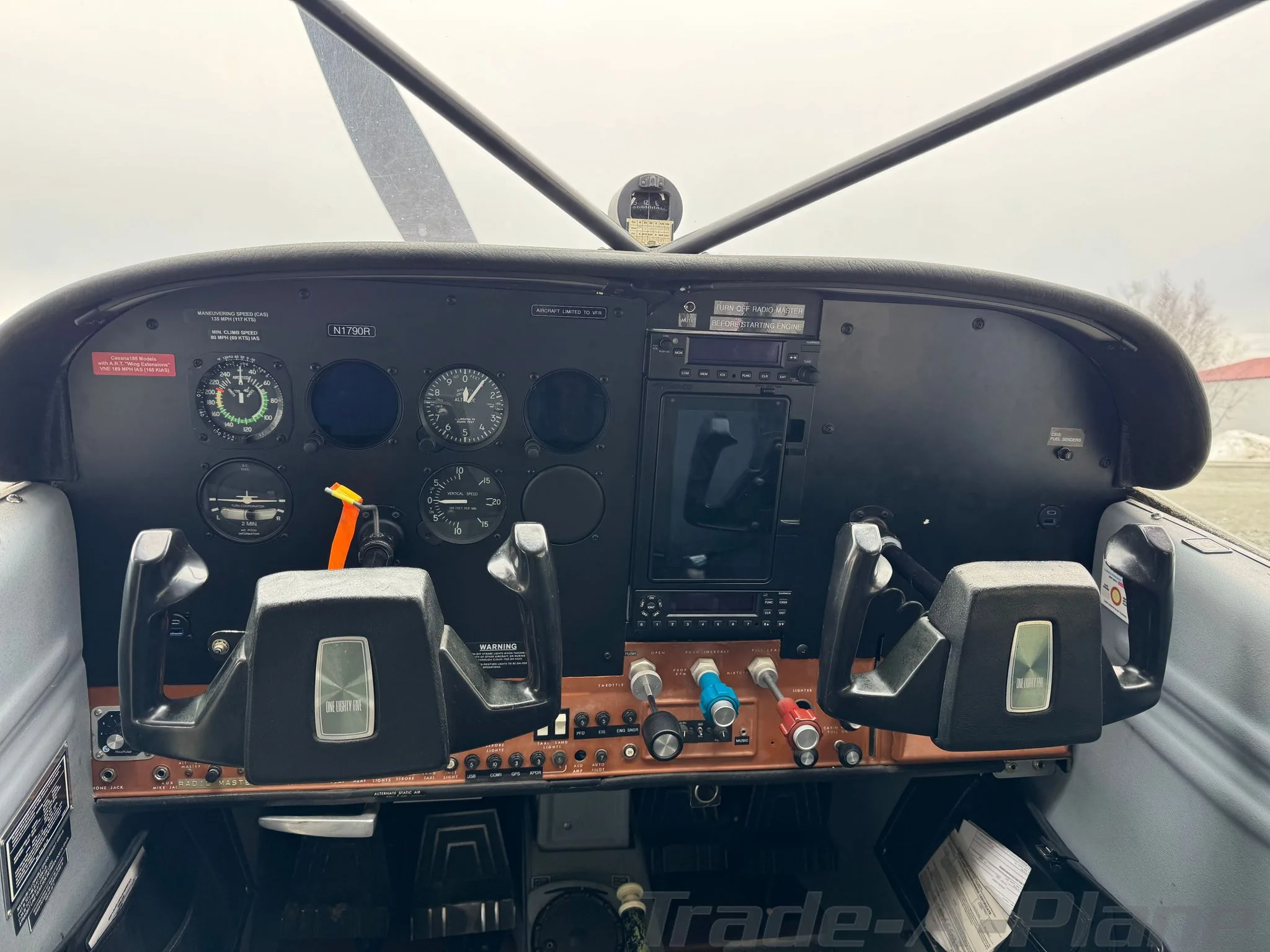 Cockpit and instrument panel of a 1974 CESSNA 185F.