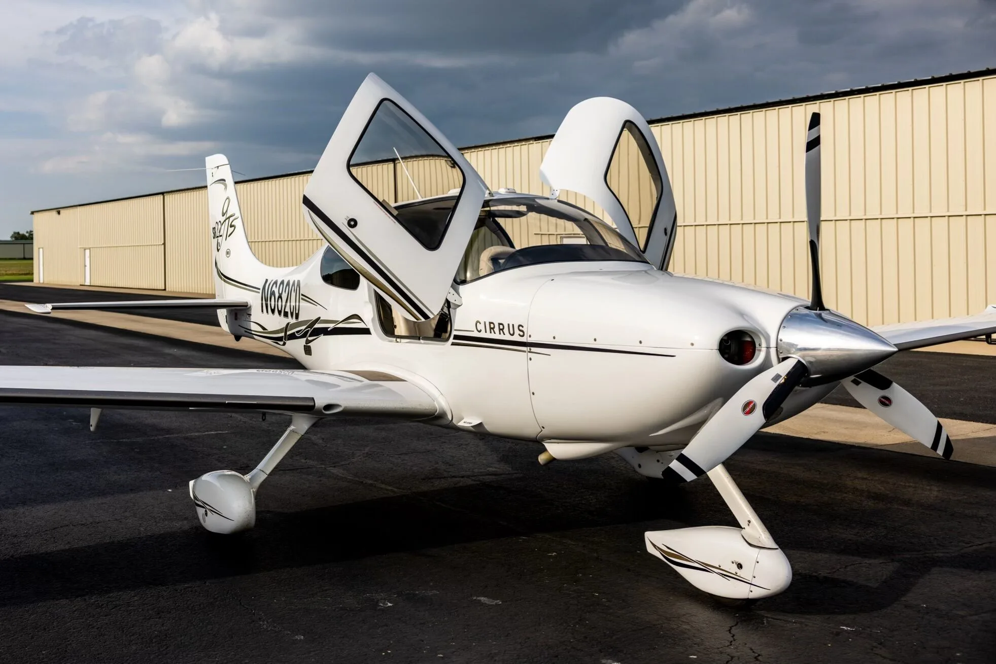 Cabin interior of a 2006 Cirrus SR22-G2 GTS.