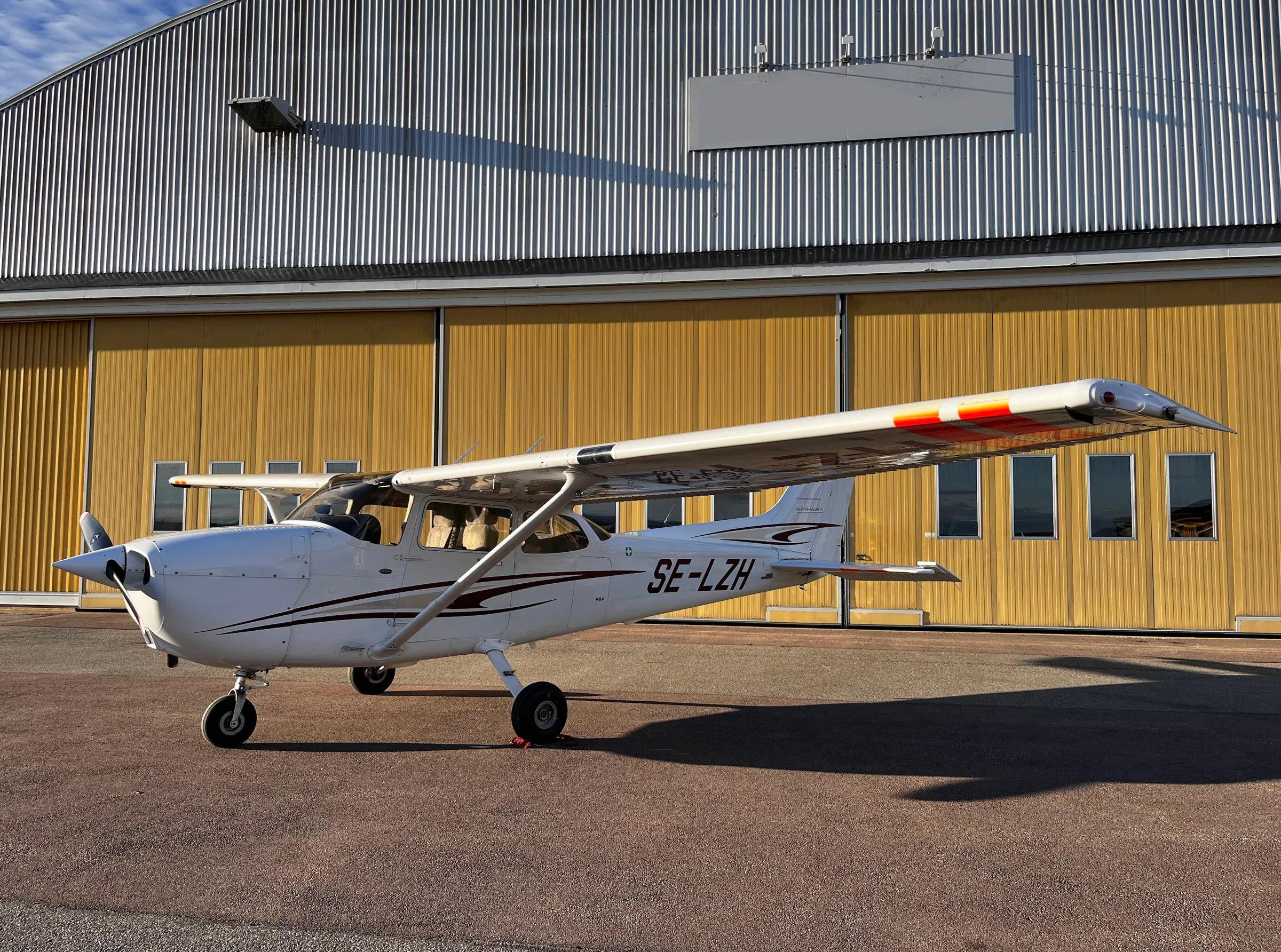 Exterior view of a 2006 Cessna 172S.