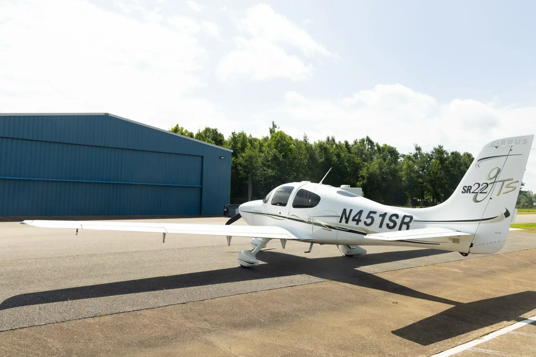 Exterior view of a 2007 Cirrus SR22, N451SR.