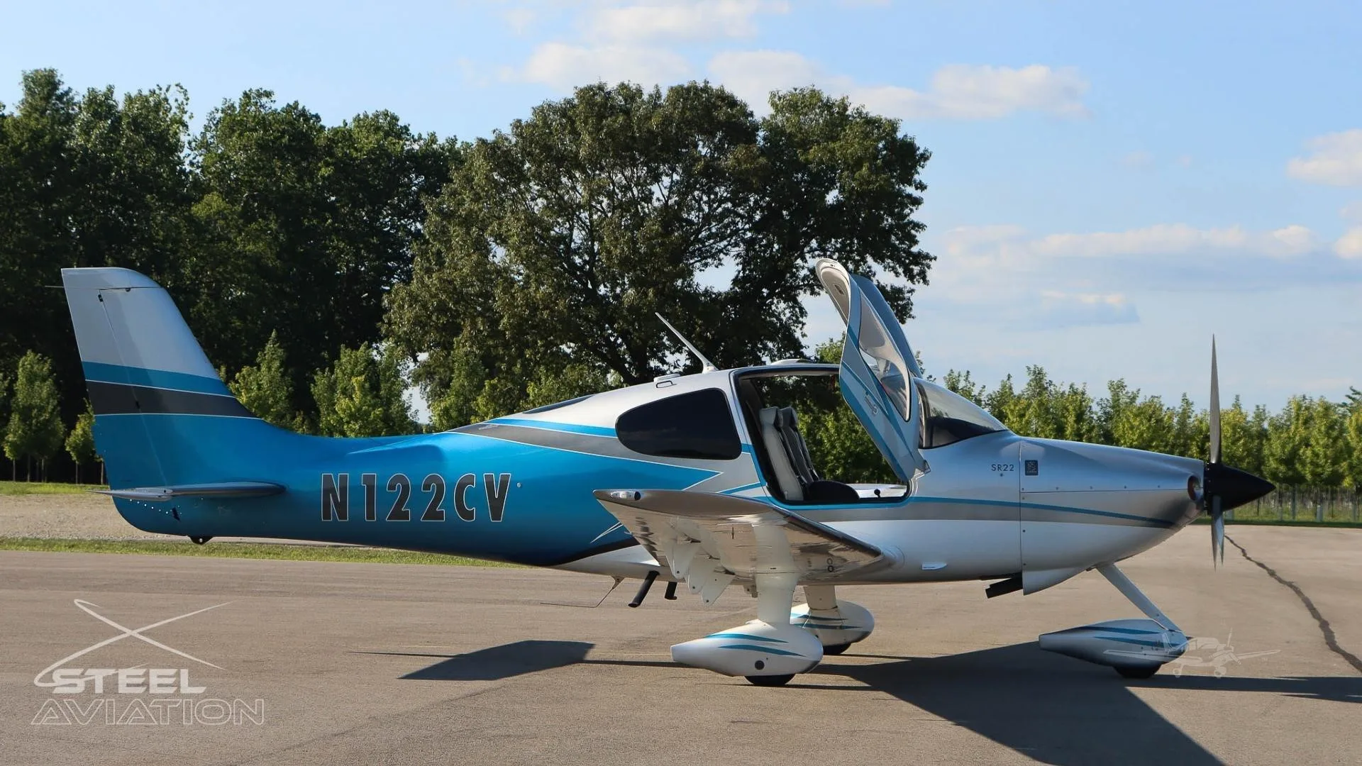 Exterior view of a 2003 CIRRUS SR22, N122CV.