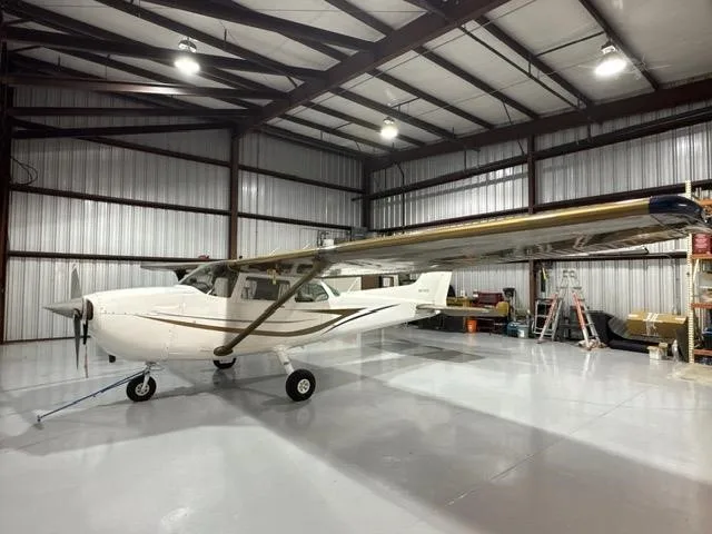 Exterior view of a 1981 CESSNA 172P SKYHAWK, N614VZ.
