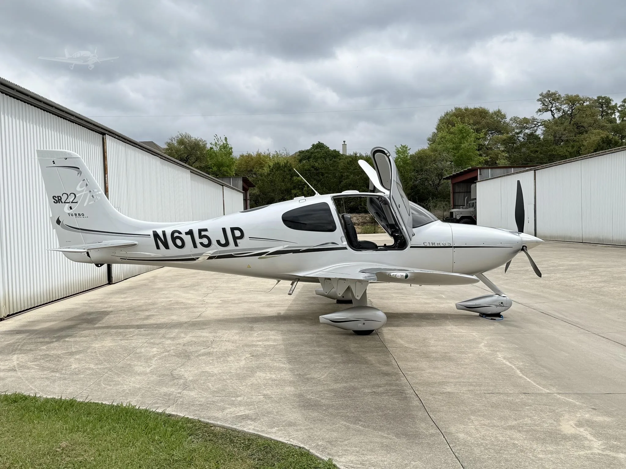 Exterior view of a 2007 CIRRUS SR22-G2 TURBO, N615JP.