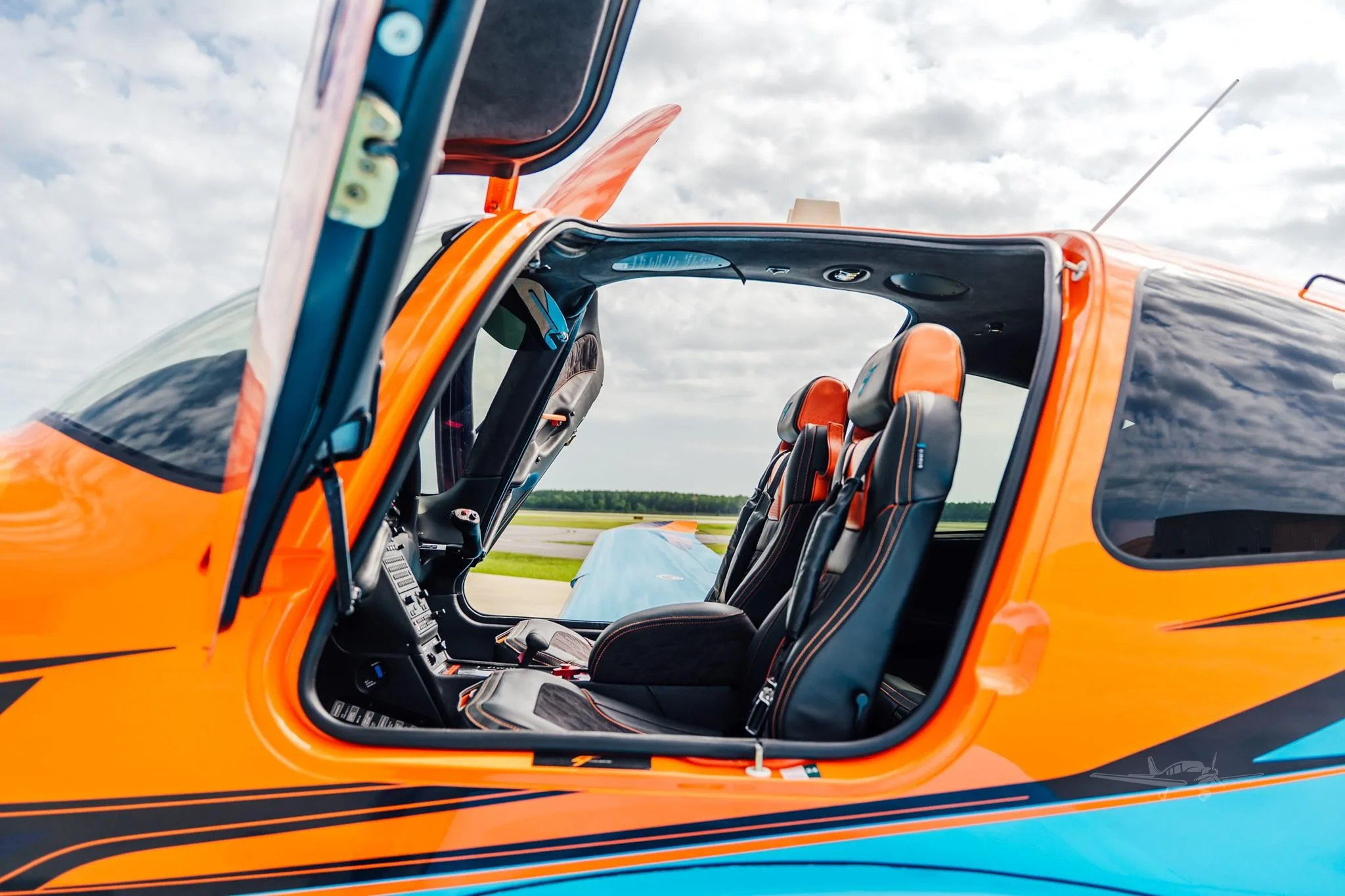 Exterior view of a 2023 CIRRUS SR22-G6 TURBO, N54DT.