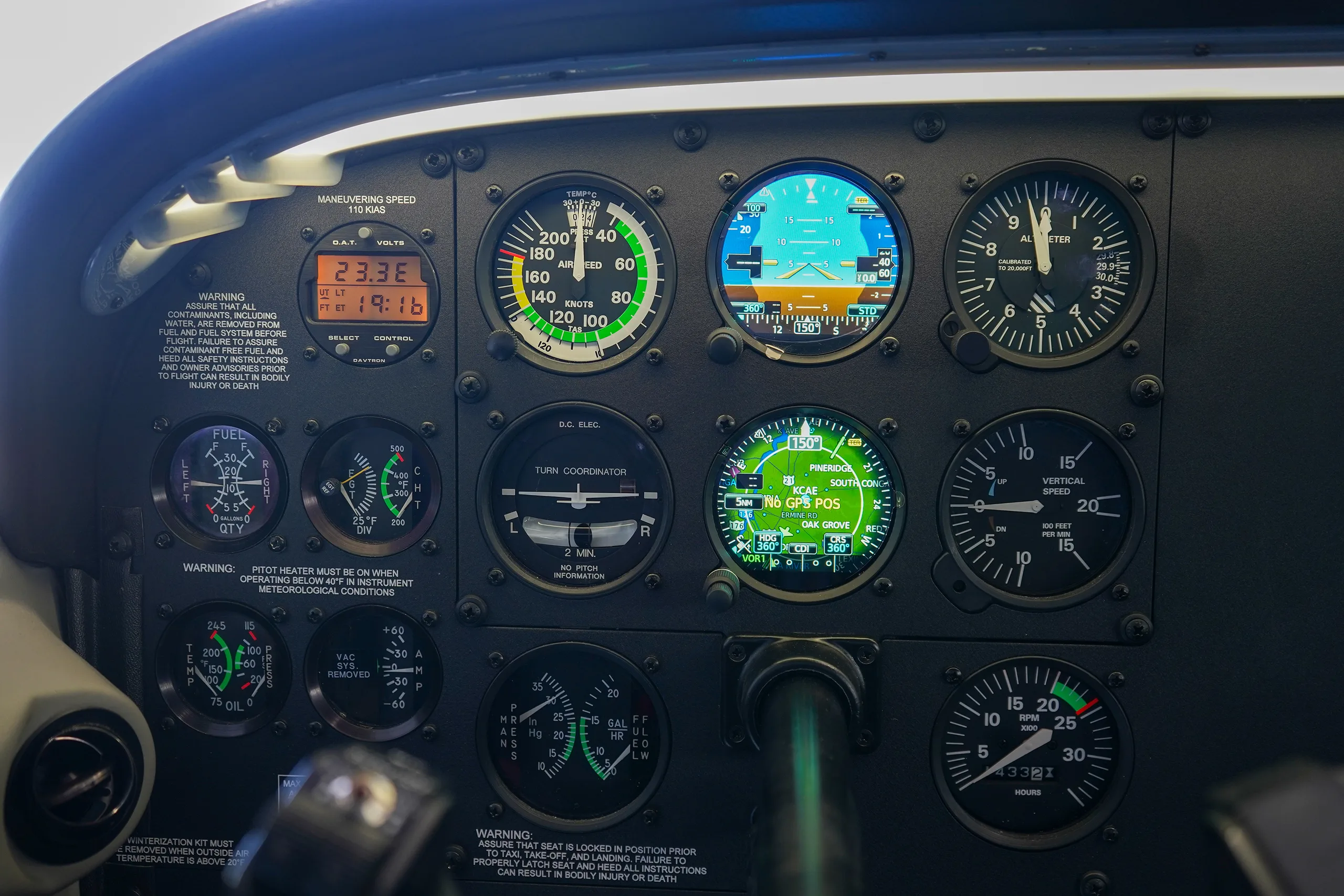 Avionics suite of a 1999 Cessna 182S SKYLANE.