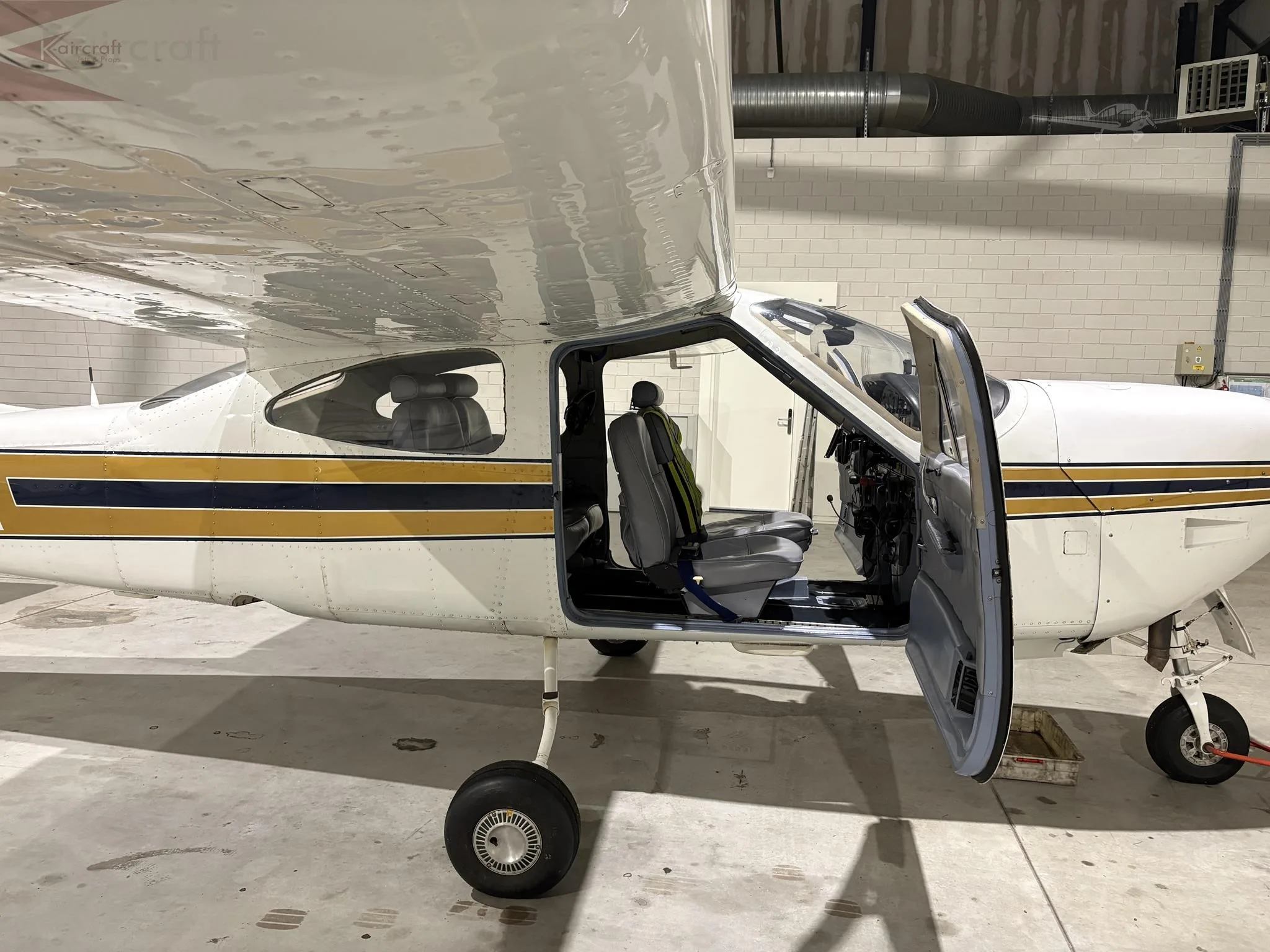 Exterior view of a 1979 CESSNA 177RG, D-EICY.