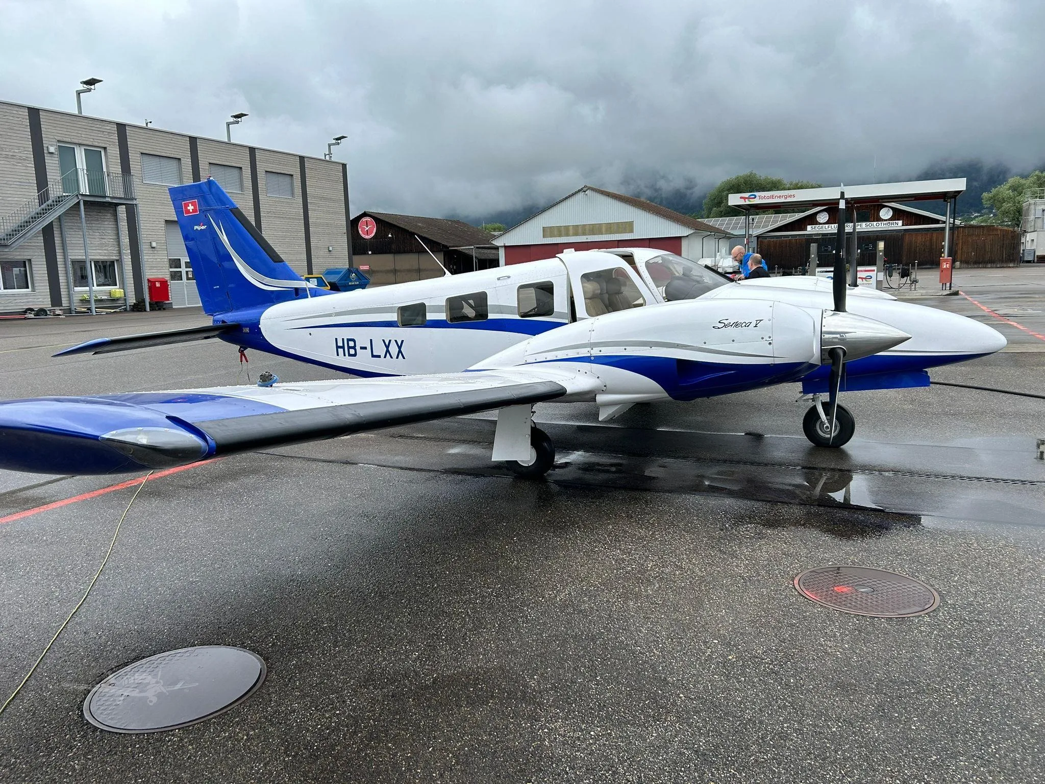 Exterior view of a 2012 PIPER SENECA V.