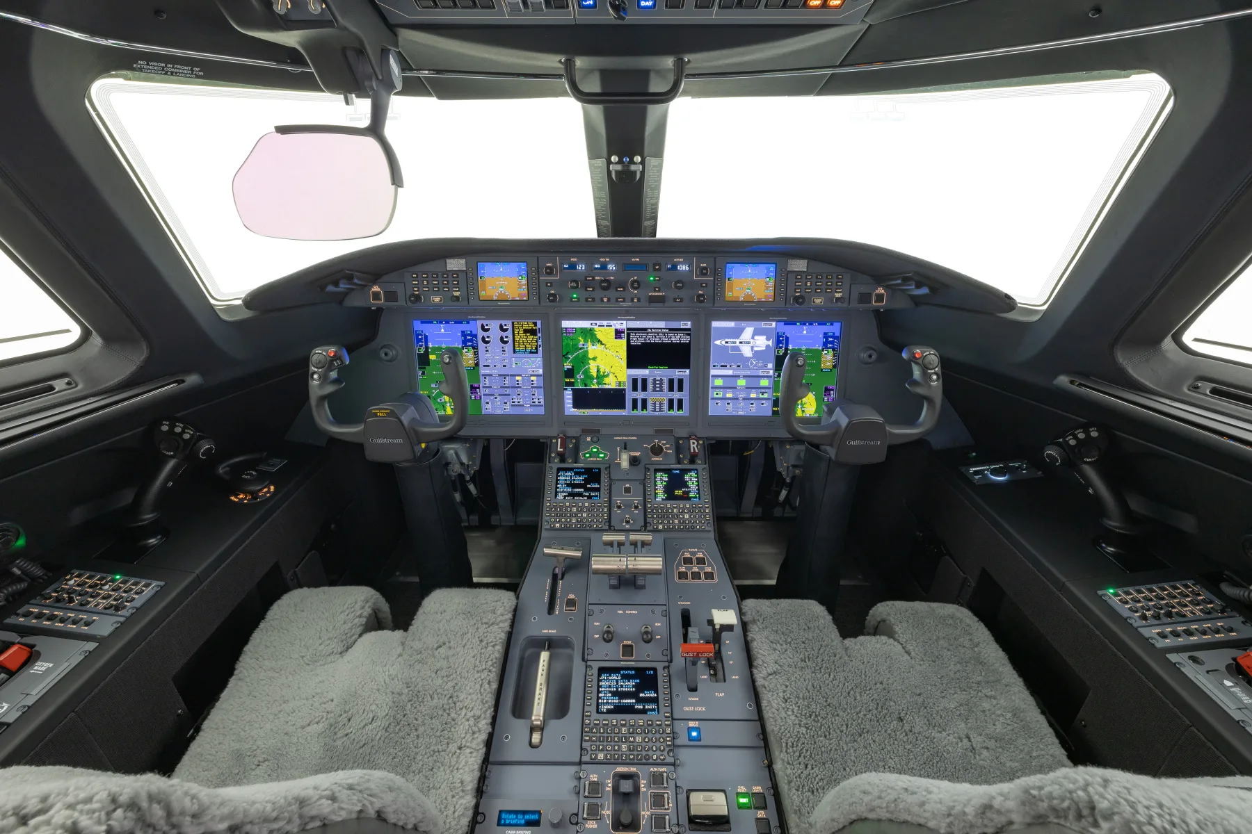 Cockpit and instrument panel of a Gulfstream G280 –.