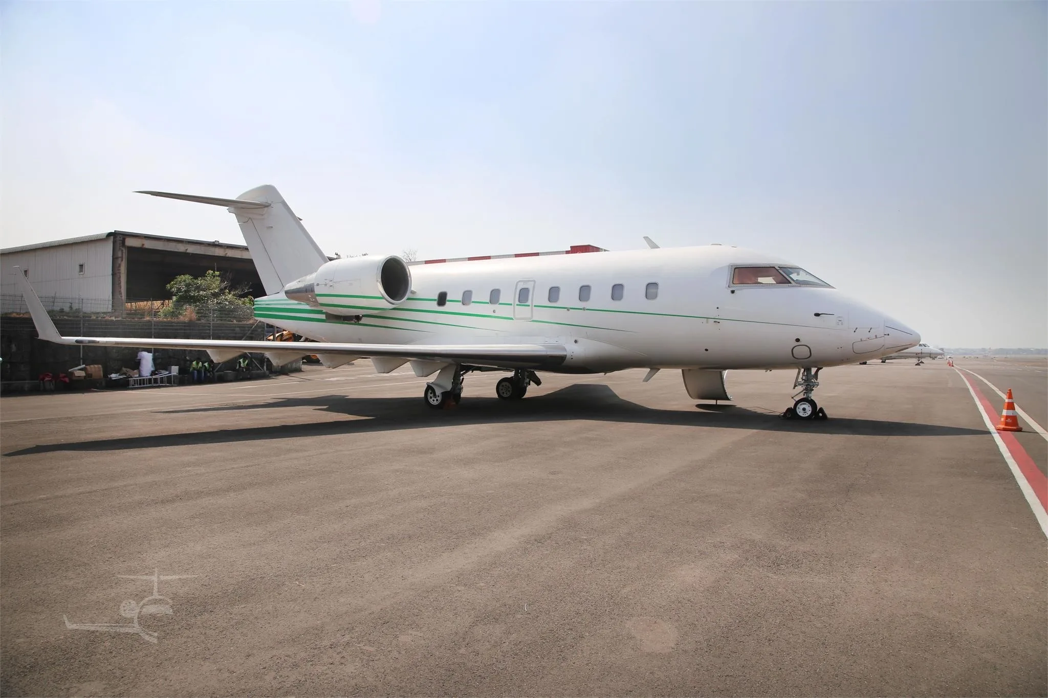 Exterior view of a 1999 Bombardier – Challenger 604.