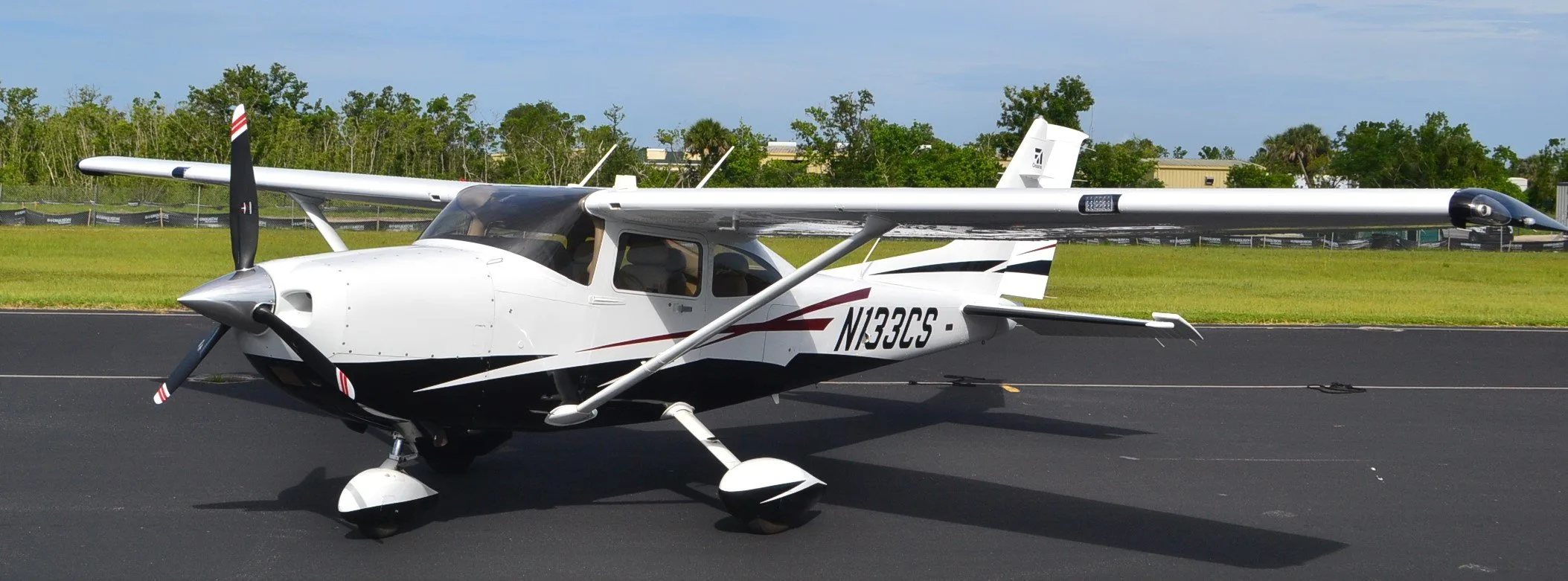 Exterior view of a 1999 Cessna 172S Skyhawk SP, N386SP.
