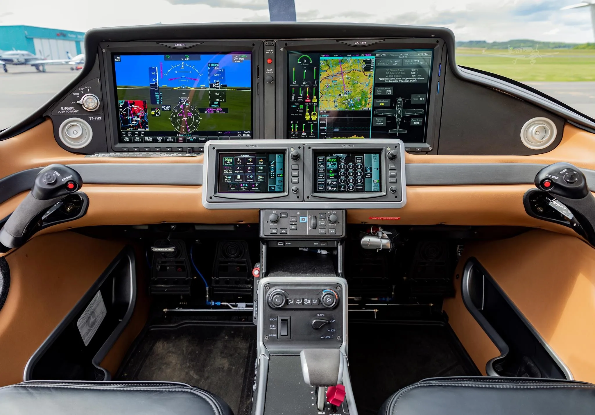 Cockpit and instrument panel of a 2024 CIRRUS SR22-G7.