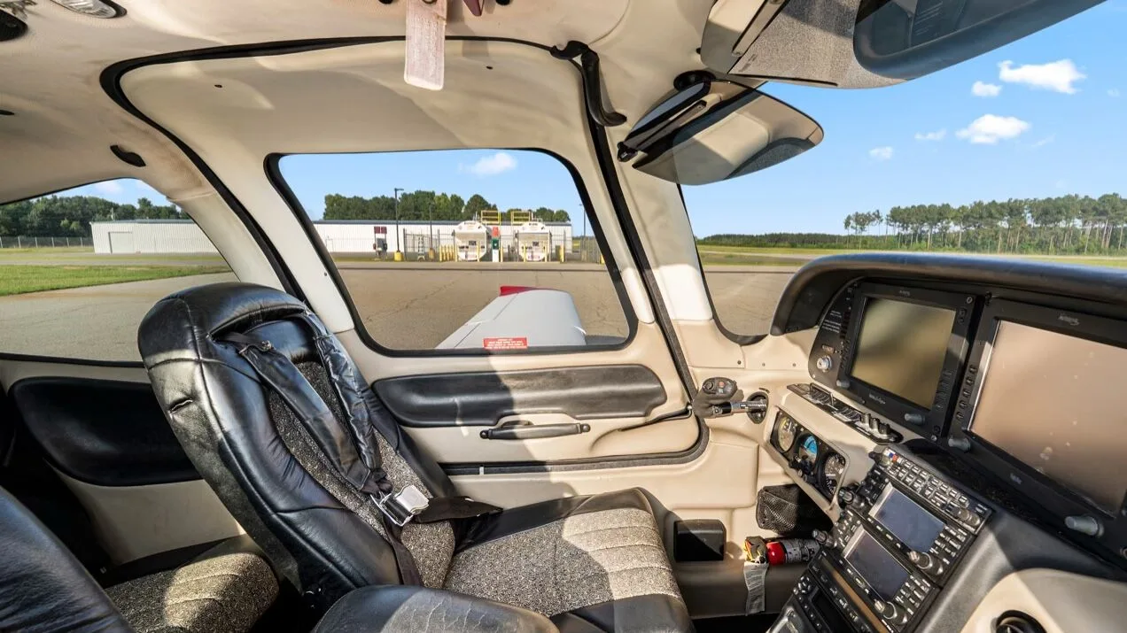Cabin interior of a 2007 Cirrus SR20-G2.