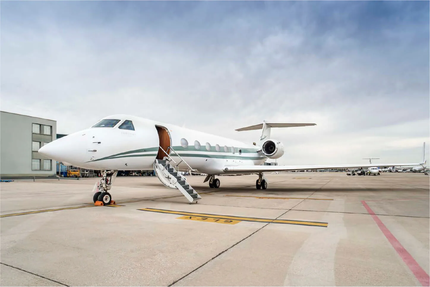 Exterior view of a Gulfstream G550 • SN: 5155.