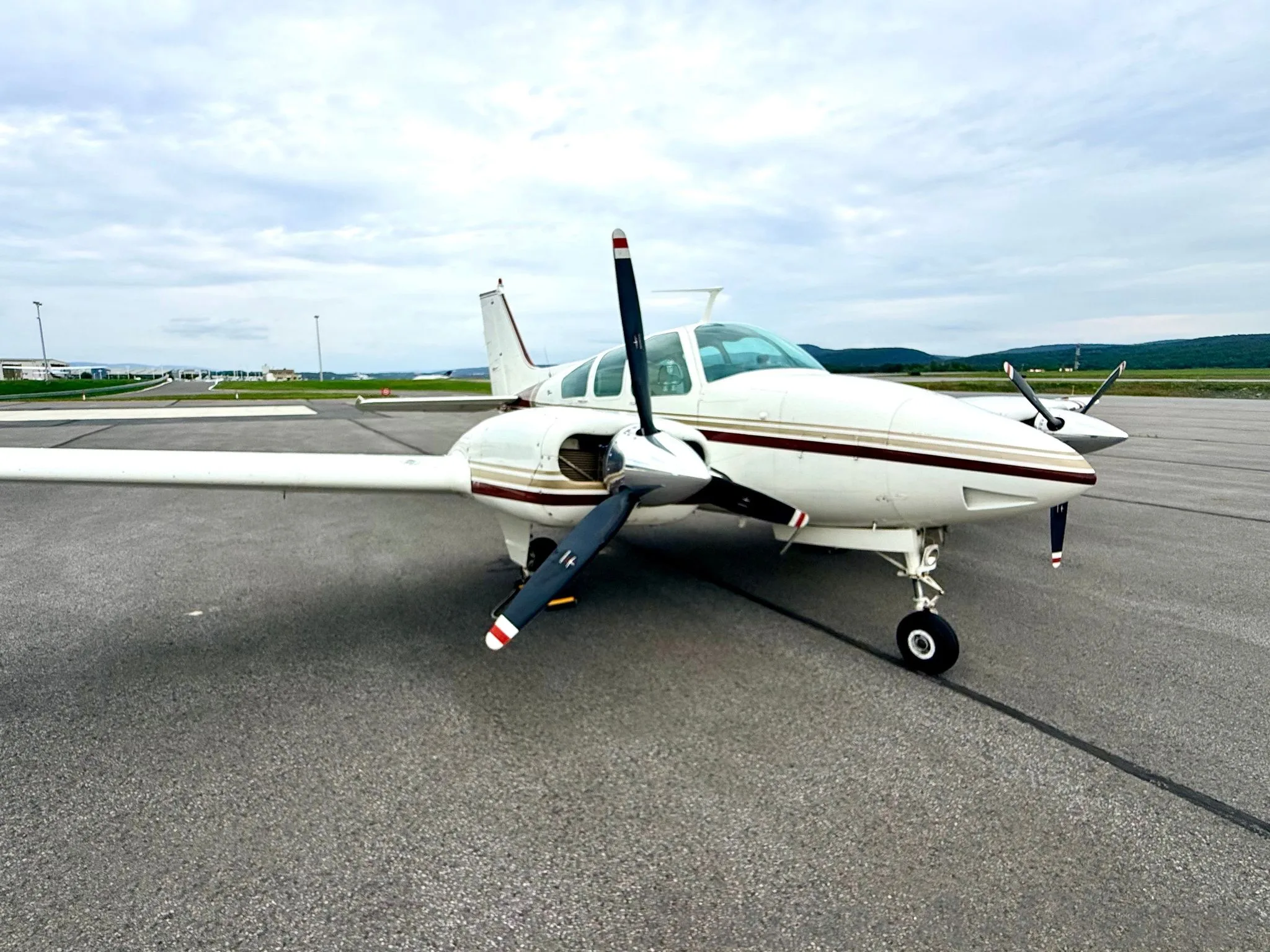 Exterior view of a BEECHCRAFT 55 BARON, N1116T.