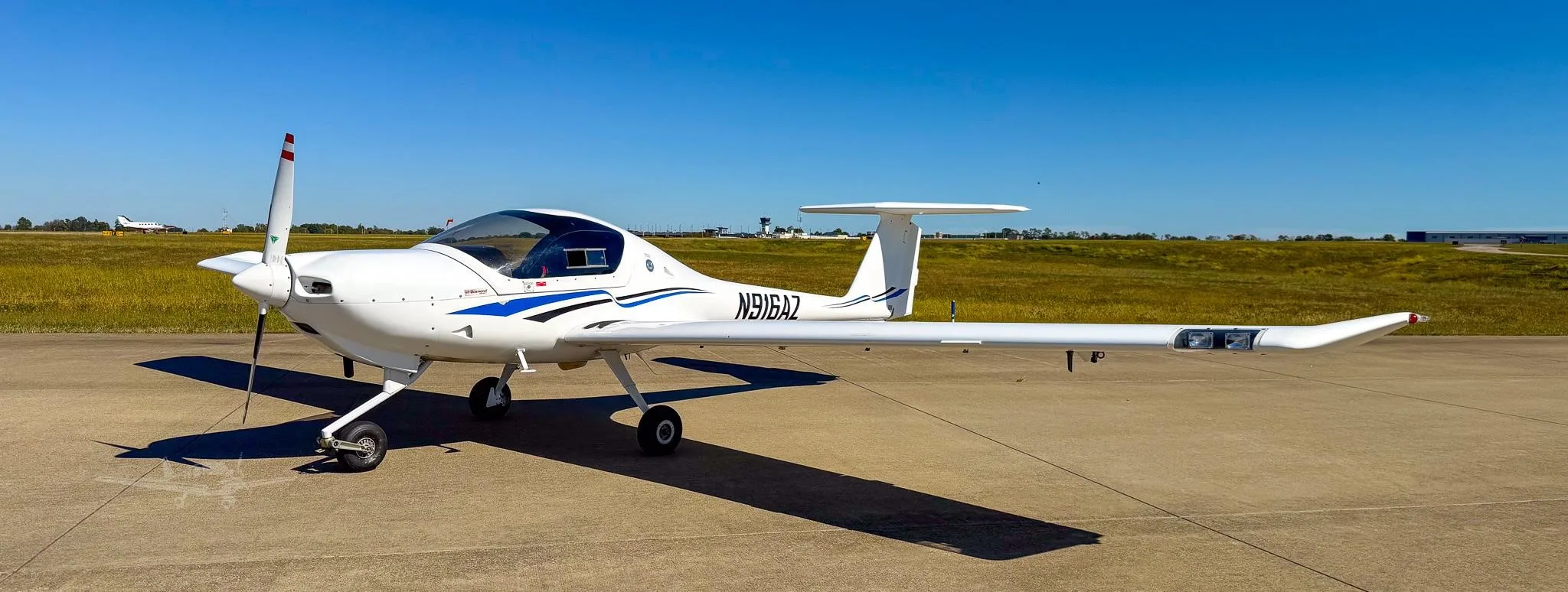 Exterior view of a 1998 DIAMOND DA20-C1, N916AZ.