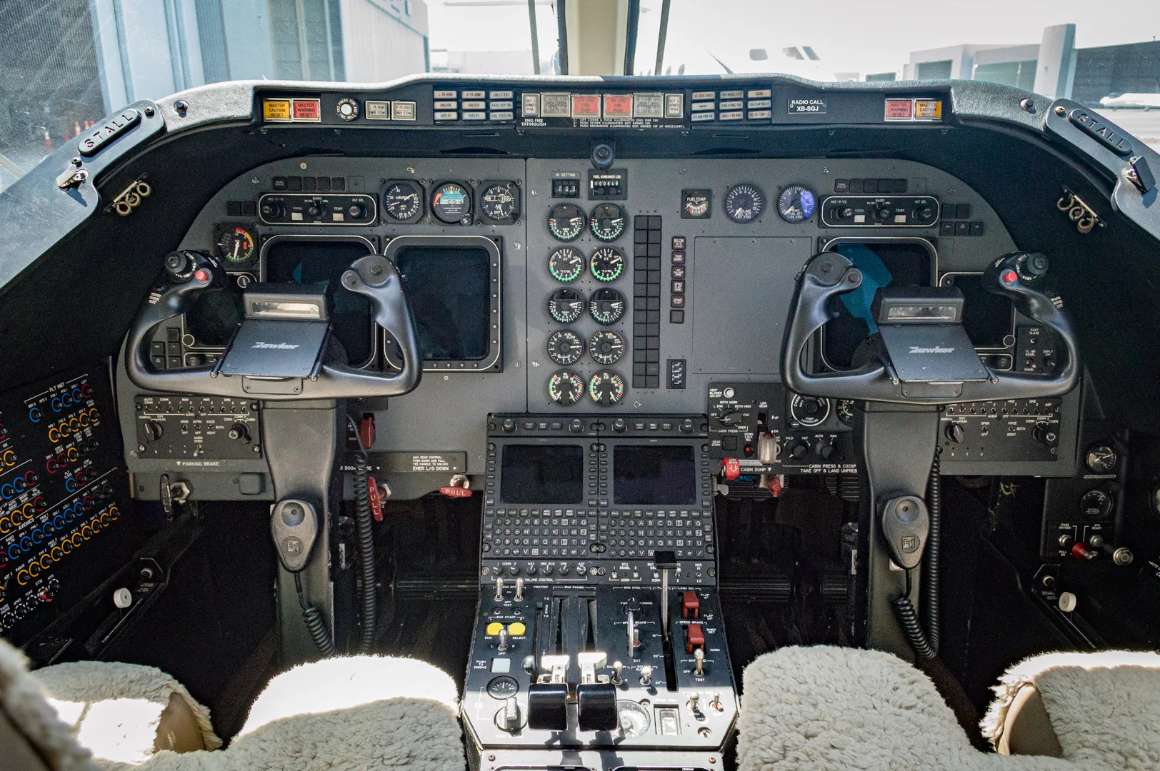 Cockpit and instrument panel of a Hawker 400XP.