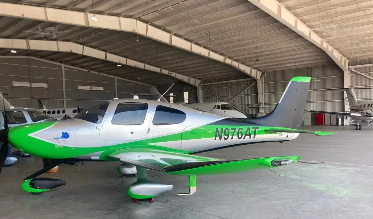 Exterior view of a 2015 CIRRUS SR22-G5 TURBO, N976AT.