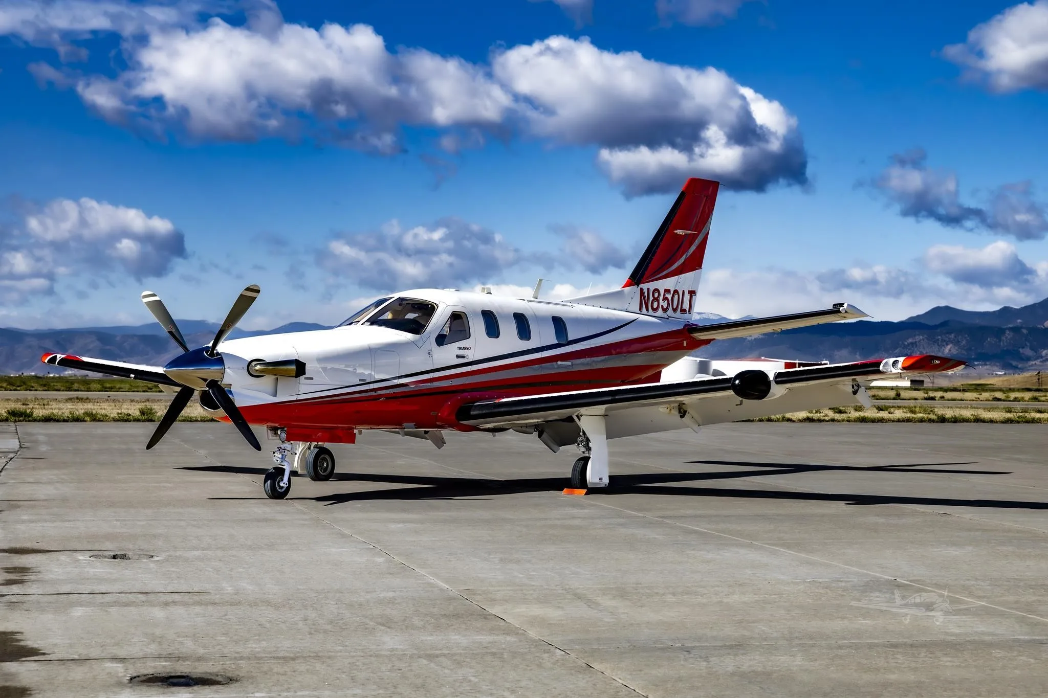 Exterior view of a 2011 DAHER TBM 850, N850LT.