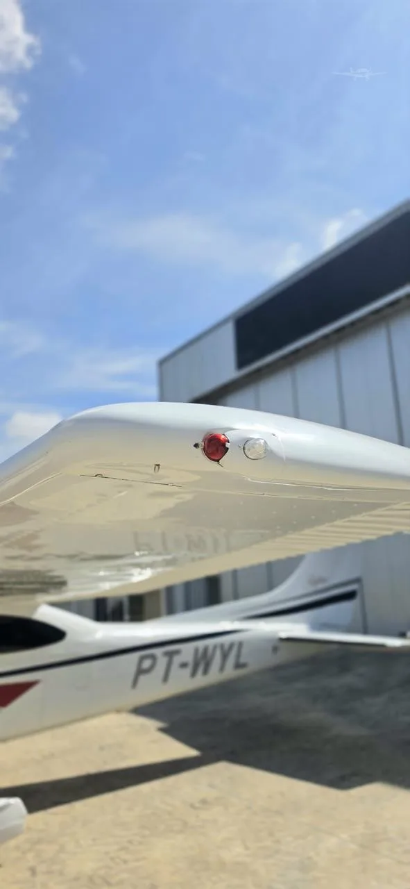 Exterior view of a 1998 CESSNA 182S SKYLANE.