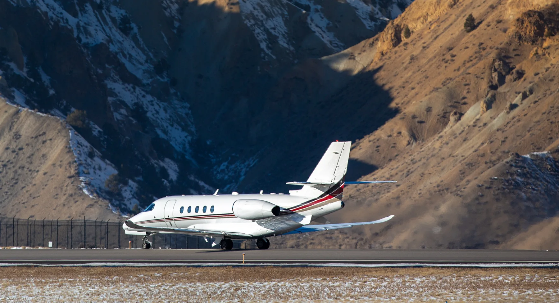 Exterior view of a 2008 Hawker 400XP, N975BD.