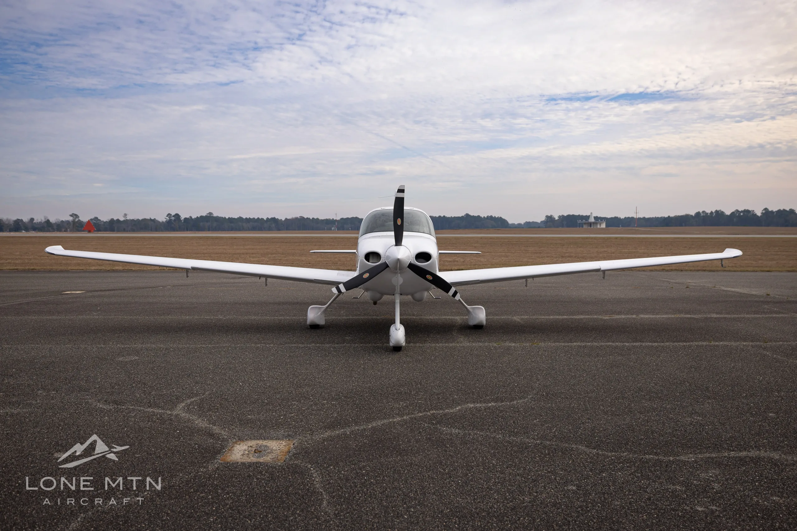Exterior view of a 2019 Cirrus SR20, N898TX.