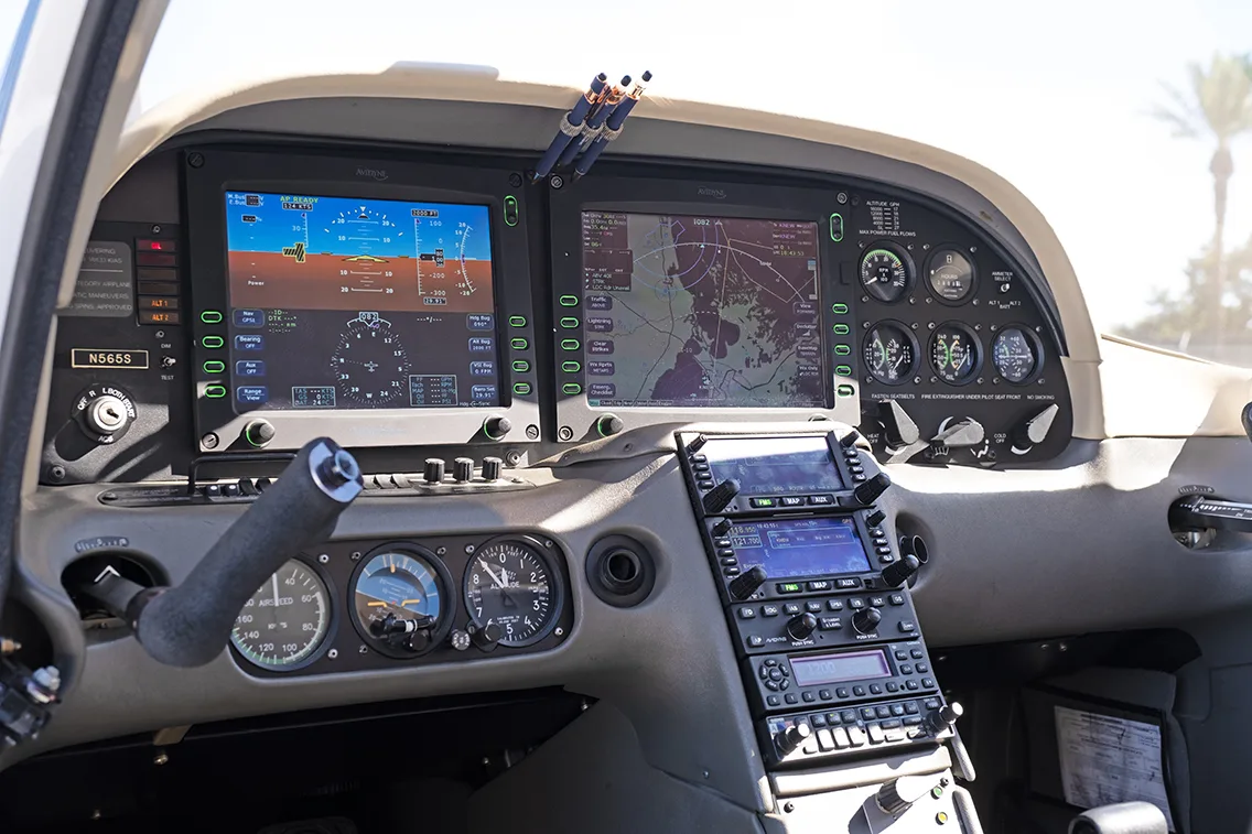 Avionics suite of a 2003 Cirrus SR22.